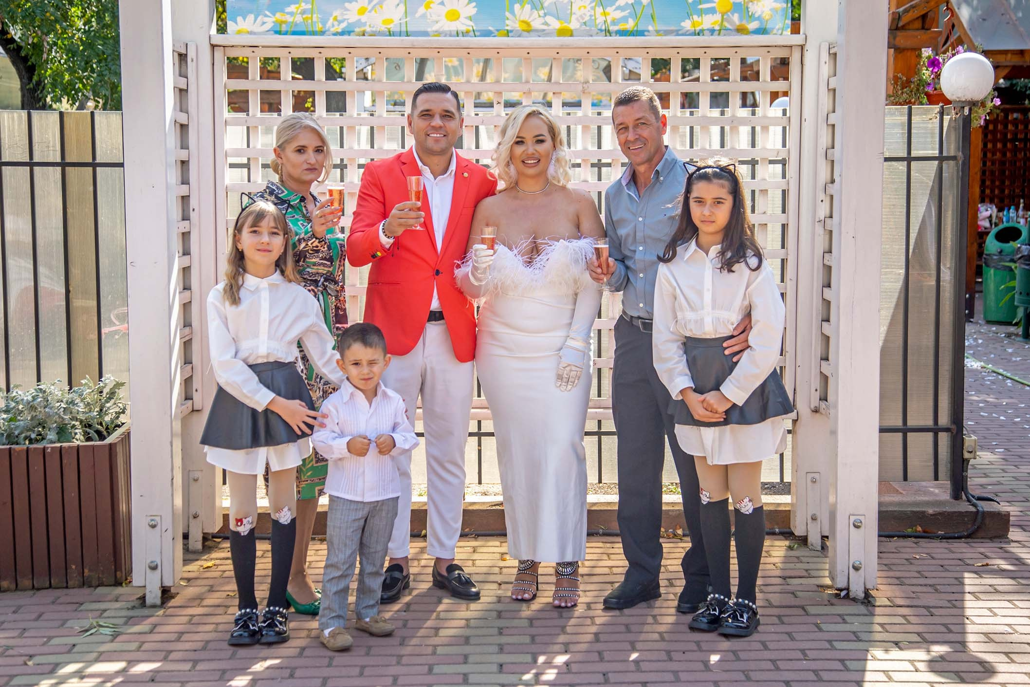 Fotografie de grup cu familia mirilor