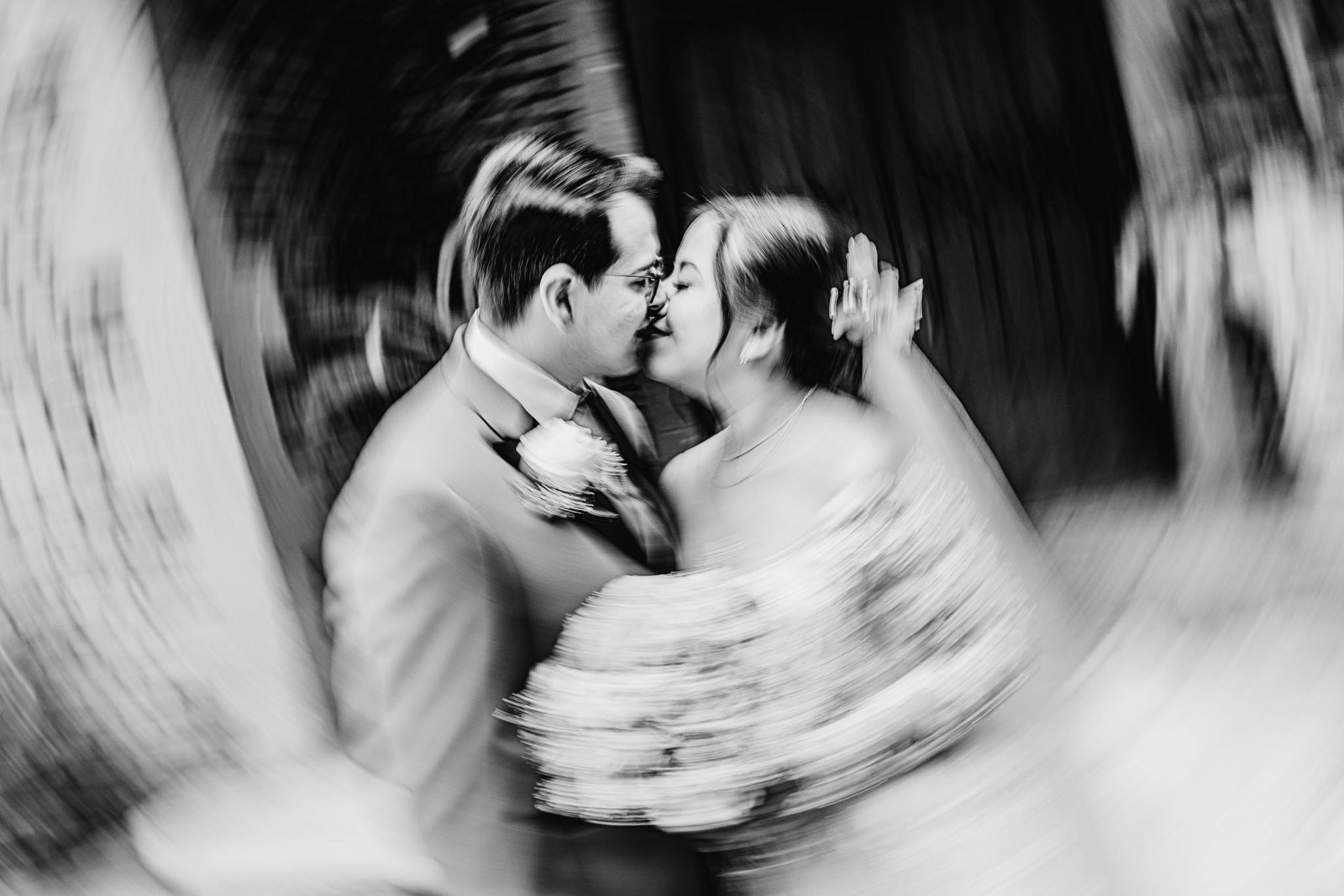 novios besandose con efecto motion blur fotografia artistica boda Tijuana Baja California