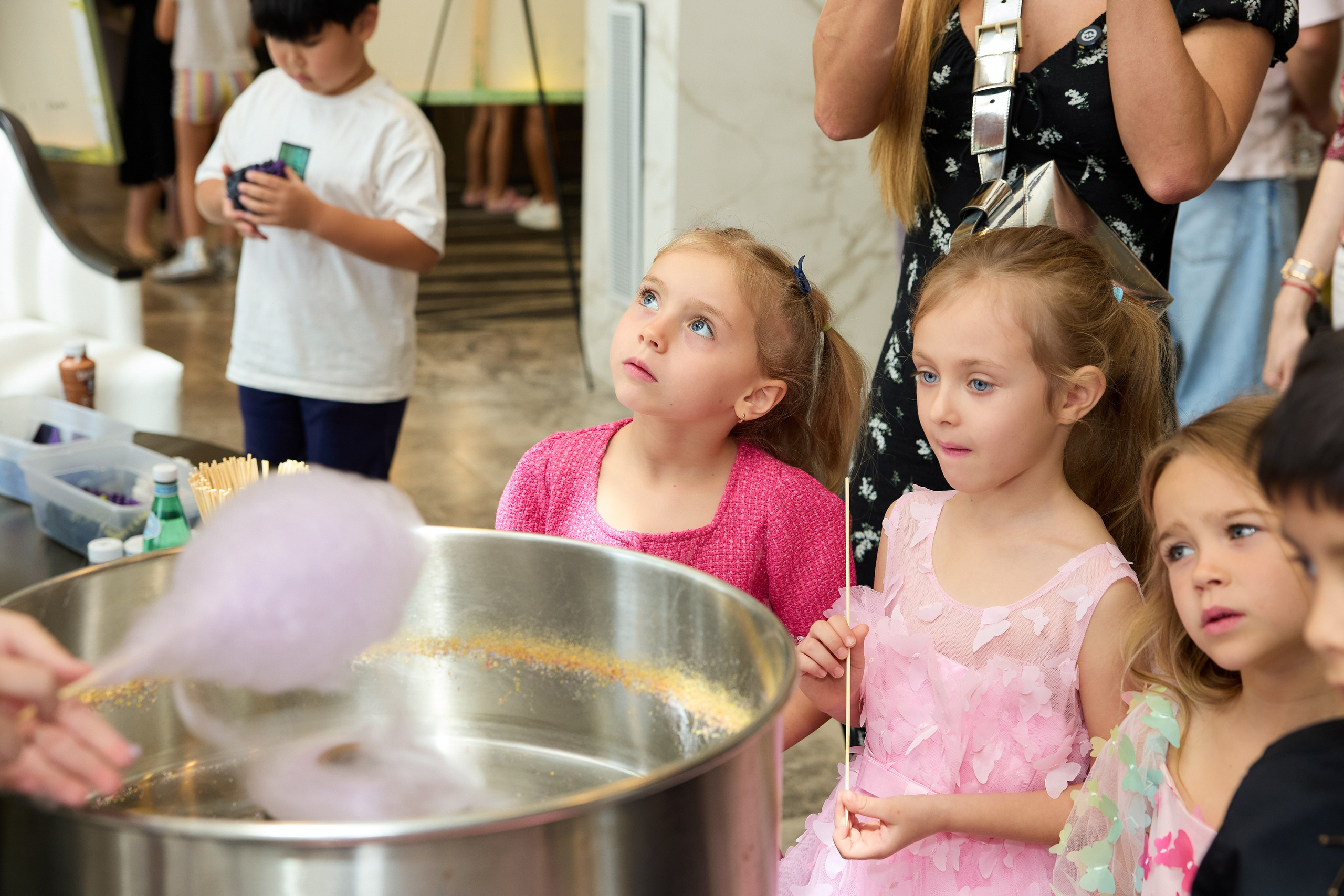 Авторская благотворительная художественная выставка Дианы Бортник. Фотограф Юлия Маковеева