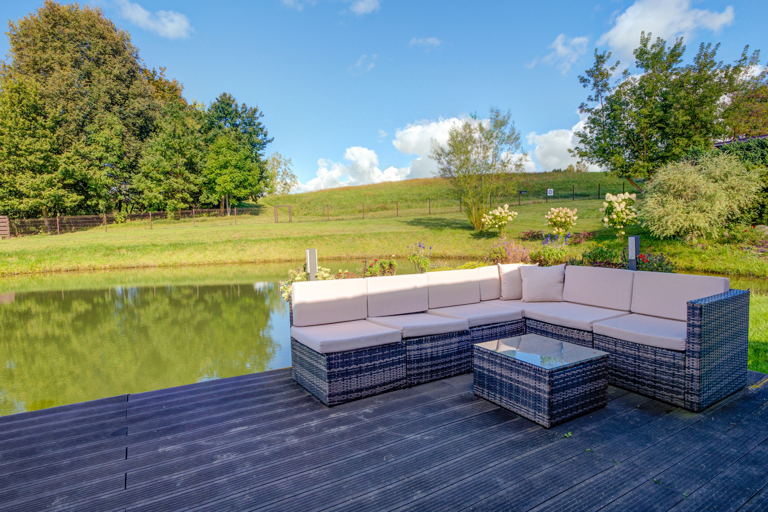 Sadyba Vinliaus r. prie ežero. Elina Sapiega fotografė Vilniuje