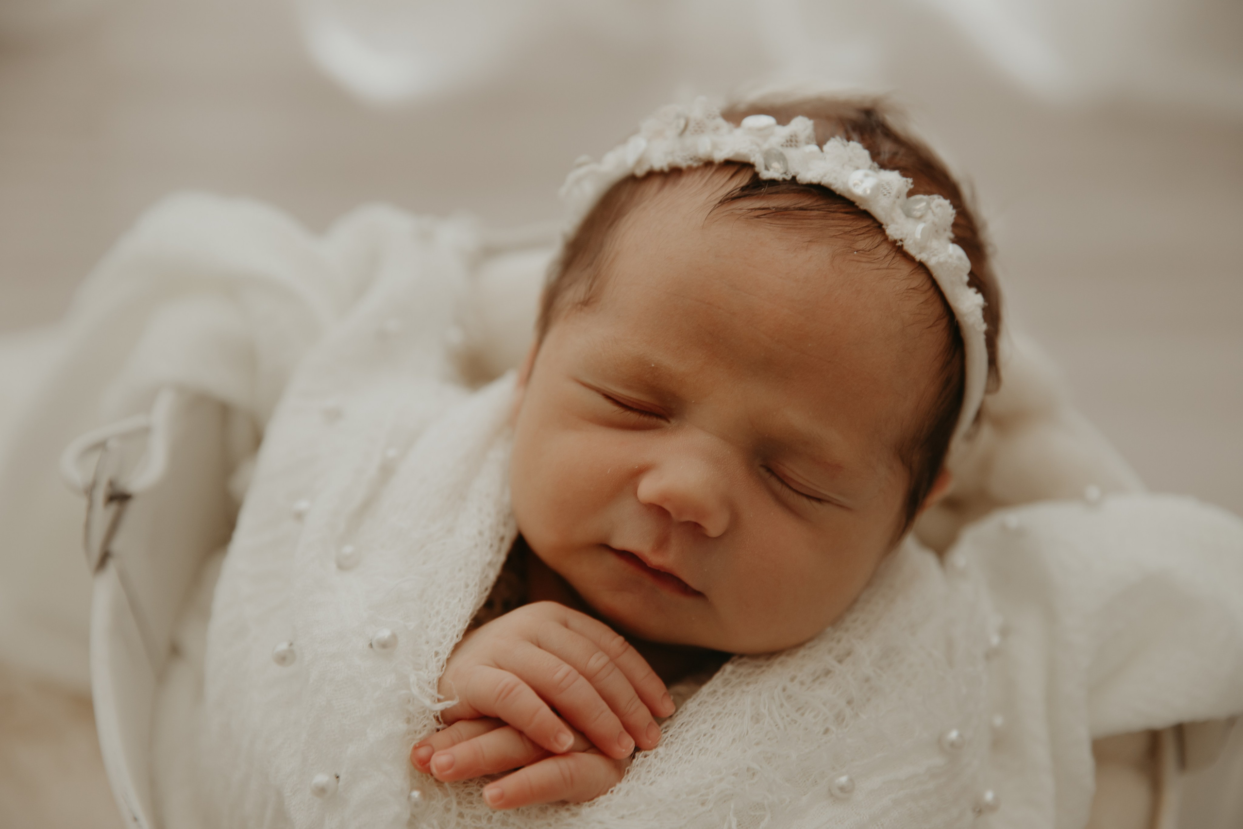 recém-nascido em ensaio newborn com luz natural em estúdio em Sorocaba