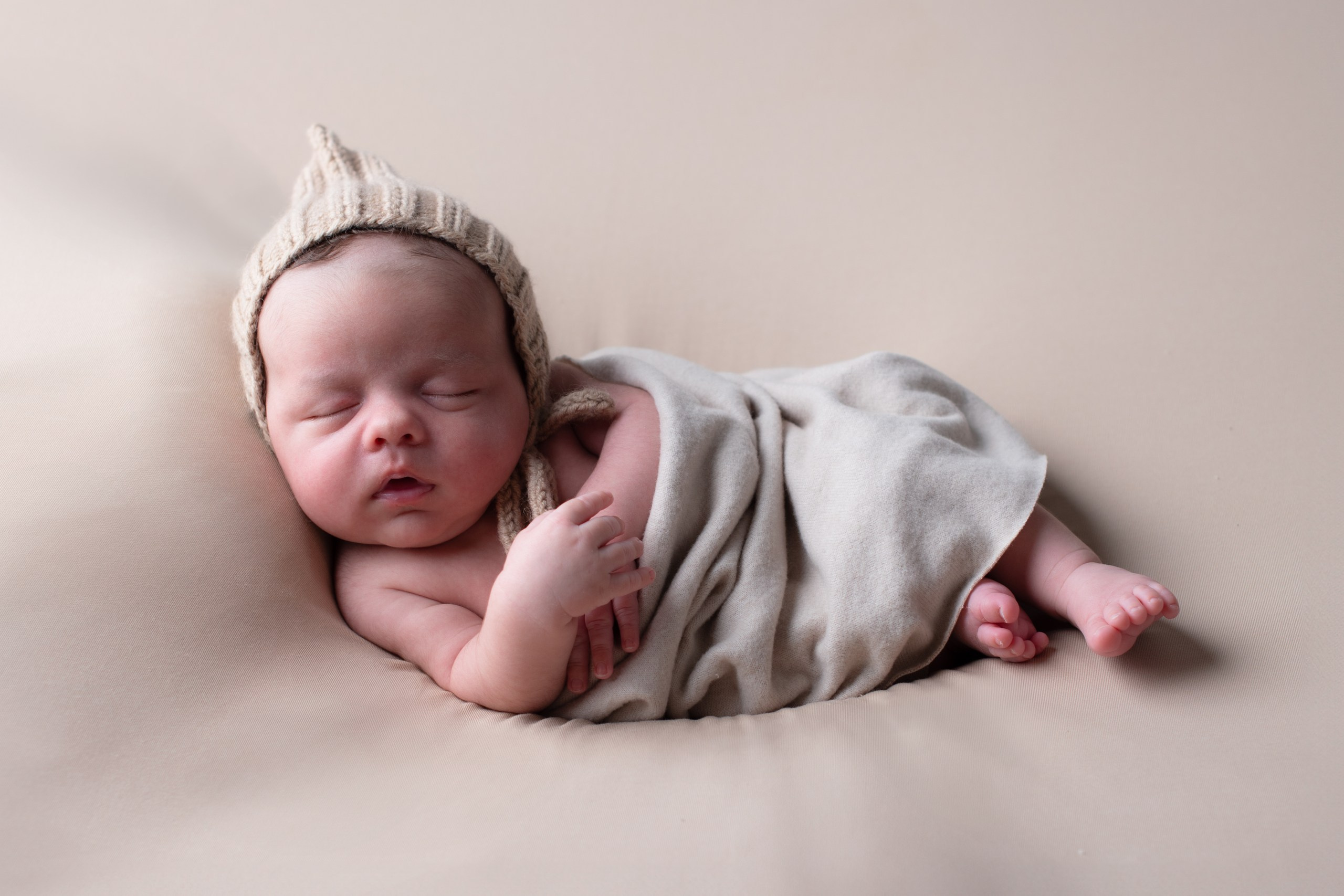 Nouveau-né. Photographe grossesse et nouveau-né a La Ciotat