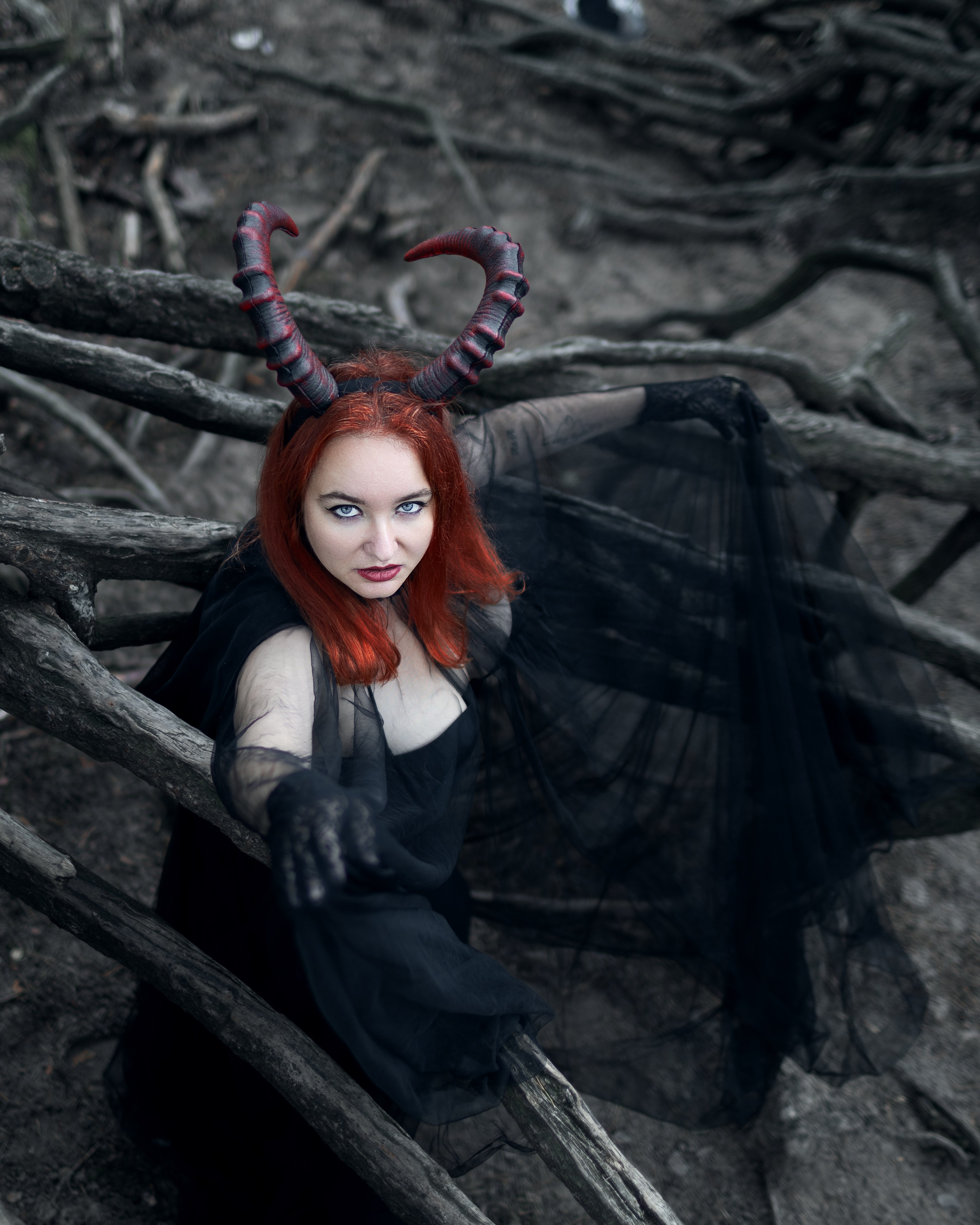 Portrait von Ksenia im dunklen Fantasy-Look mit Hörnern im Wald