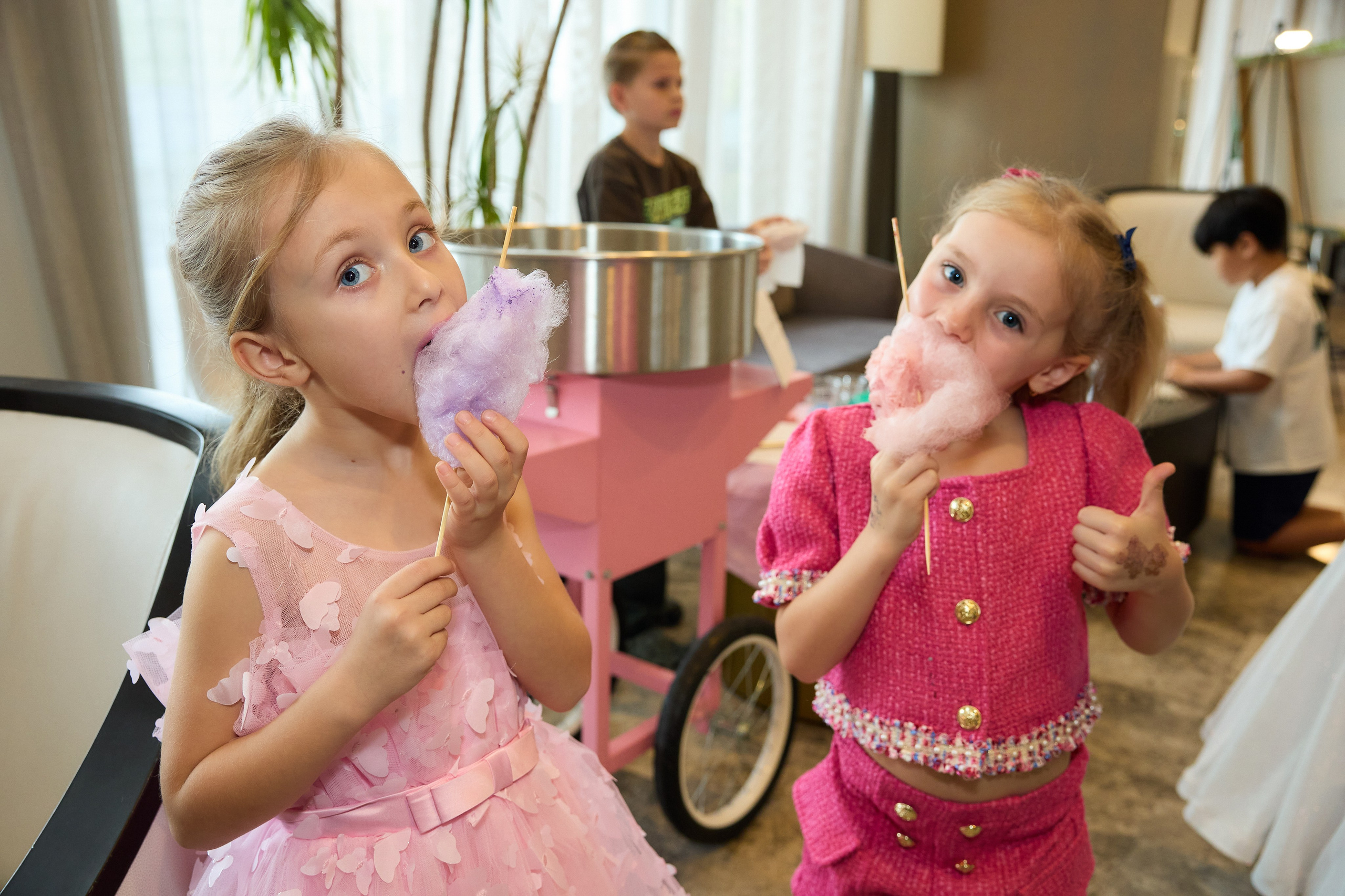 Авторская благотворительная художественная выставка Дианы Бортник. Фотограф Юлия Маковеева