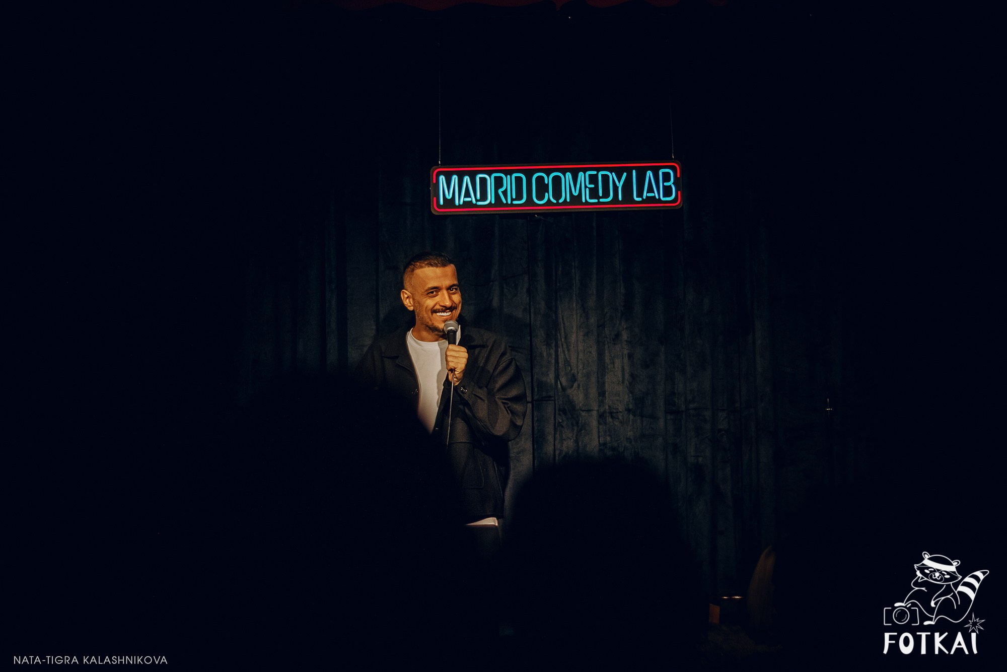 Eduard Matsaberidze en Madrid 14 de febrero 2026 — fotos del show de stand-up | FOTKAI