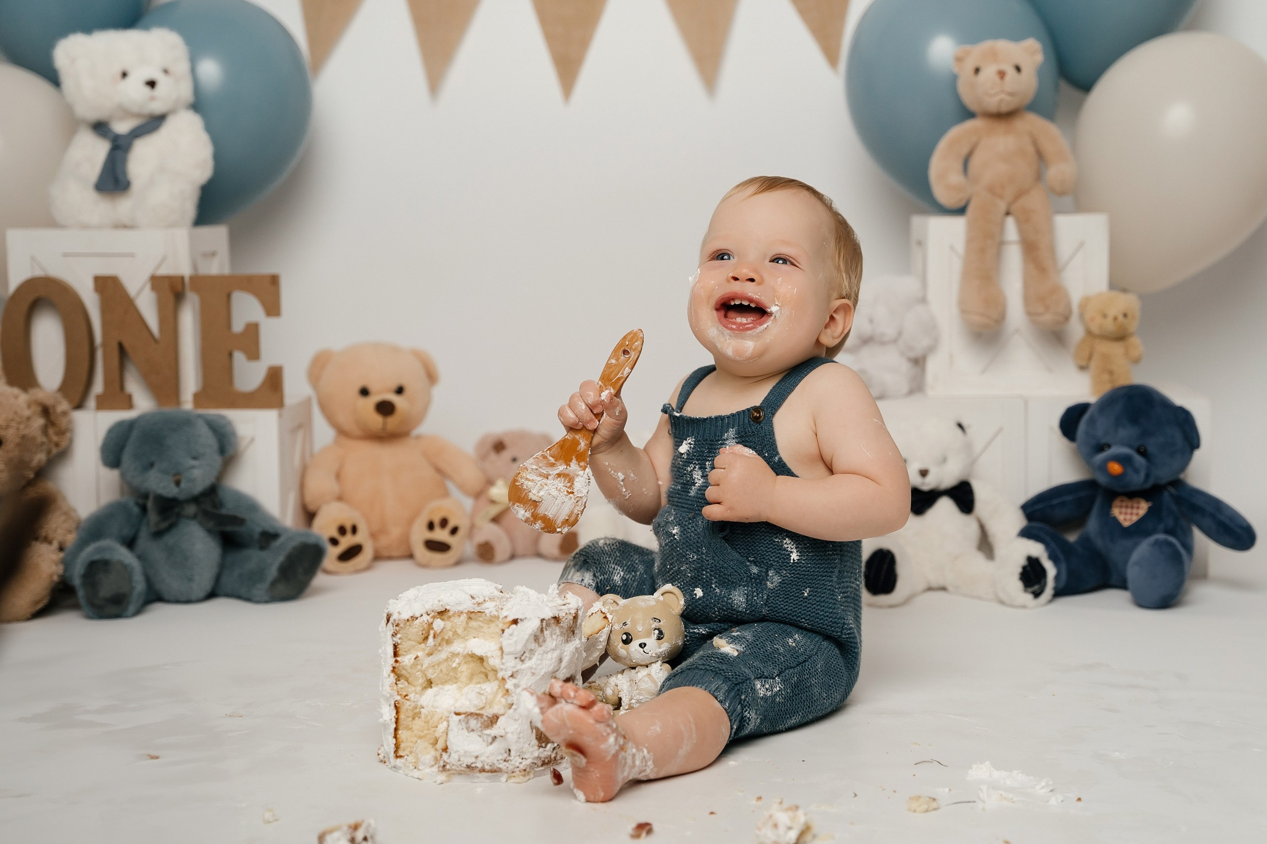 First birthday cake smash session. Newborn and family photographer. Hills District. Sydney