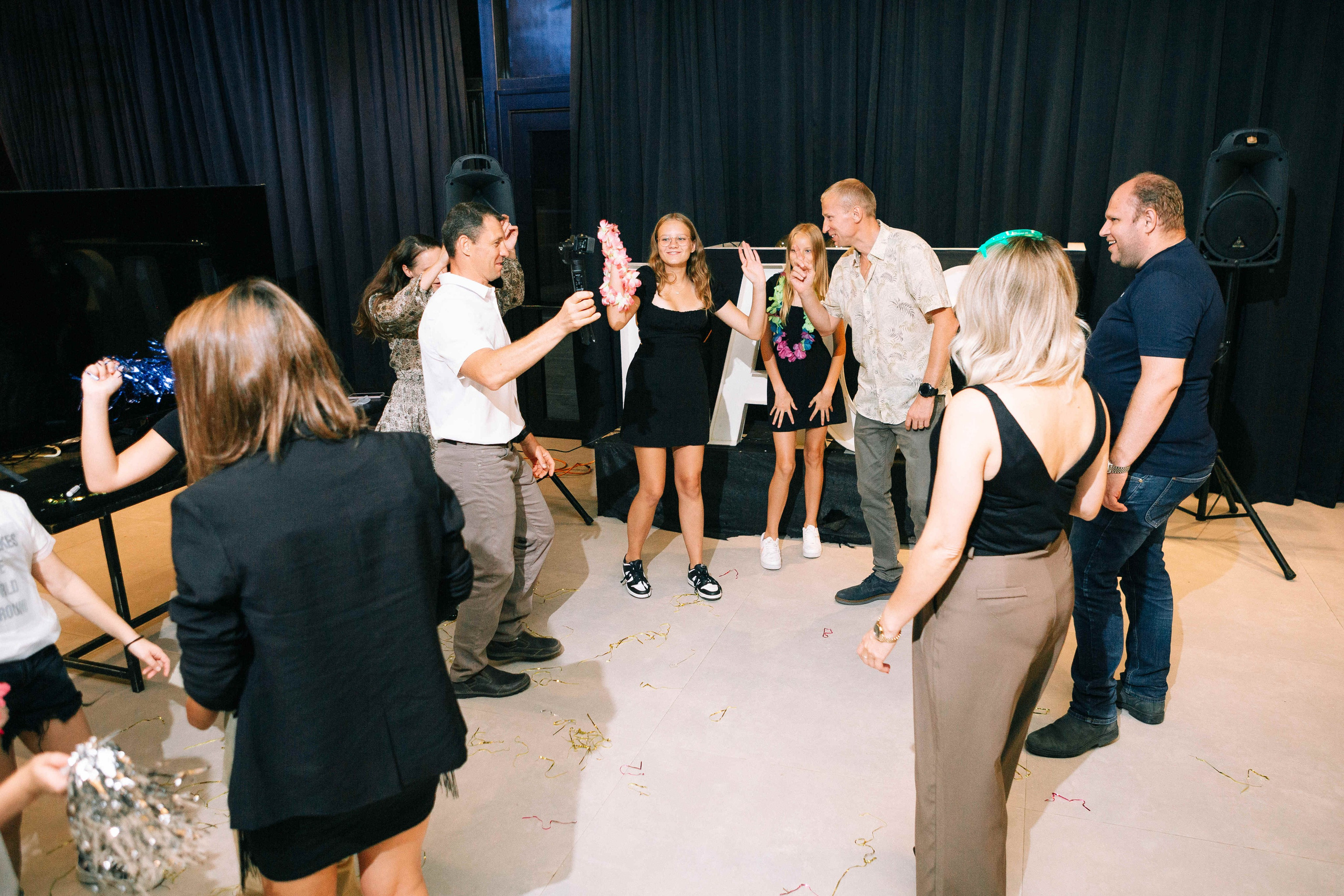 PARTY WITH FRIENDS. Https://shi-photo.com/