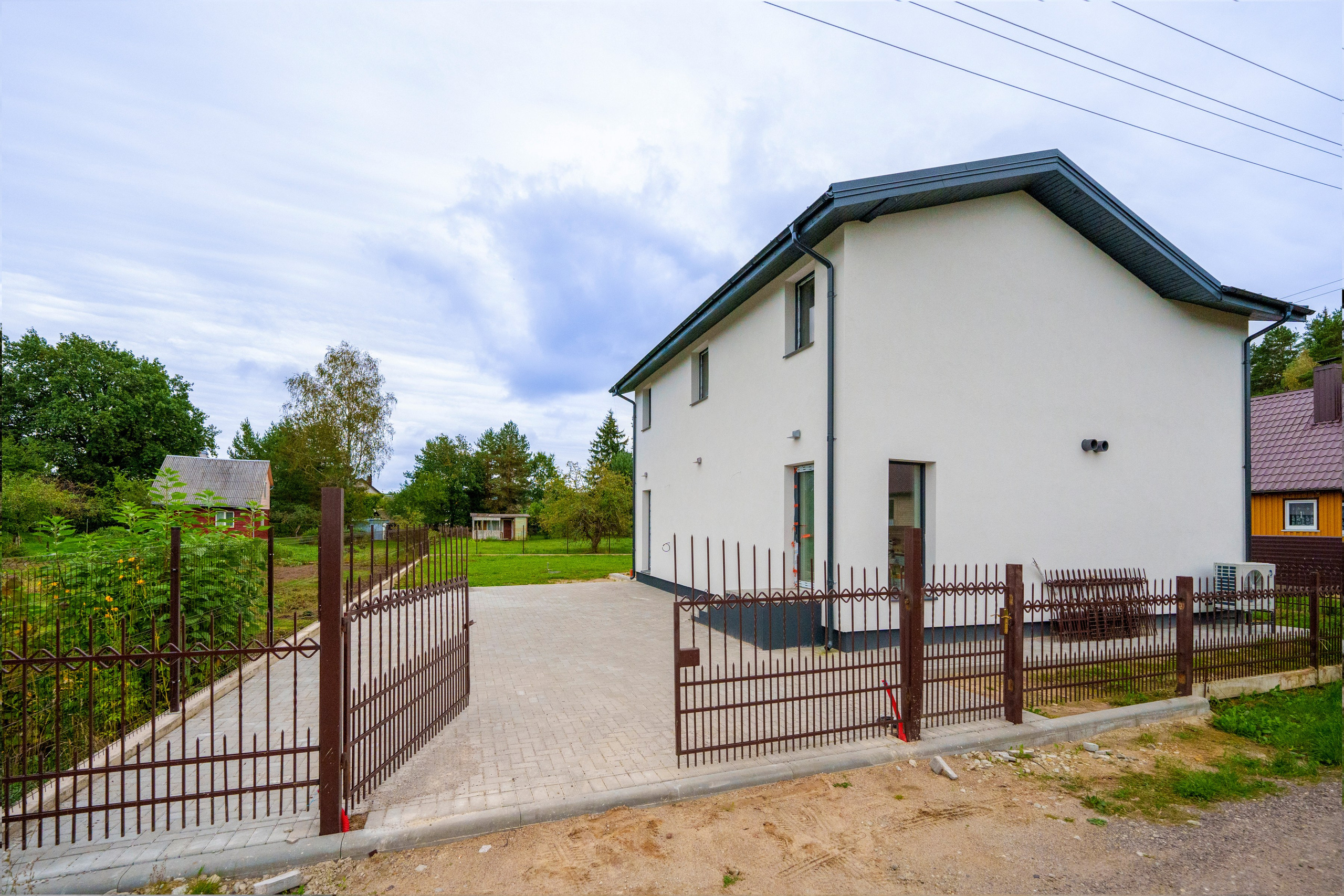 Pagubės sodų 11-oji 16, Vilnius. Namas su nepilna apdaila. Elina Sapiega fotografė Vilniuje