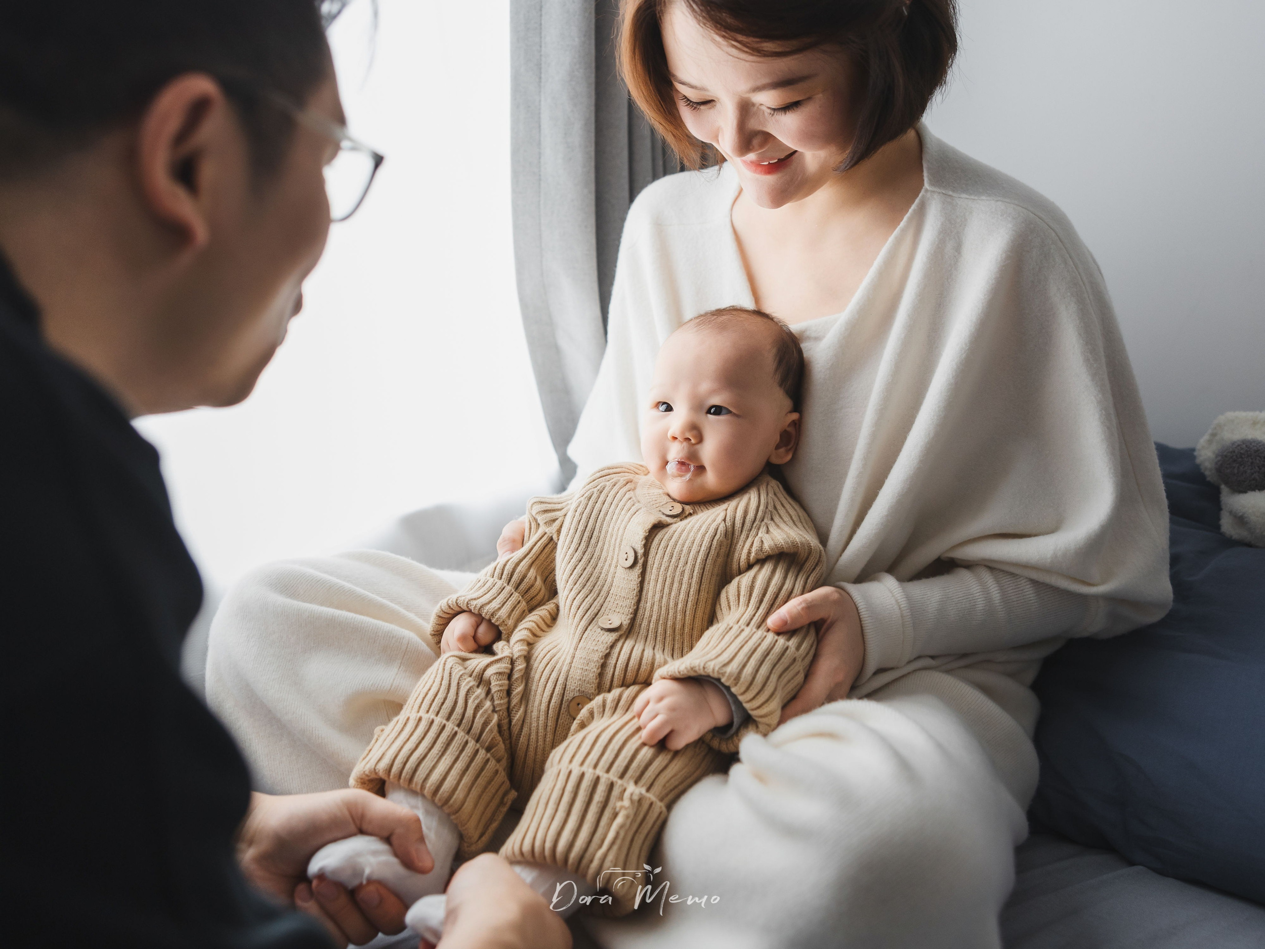 Mother holding baby by window light, soft natural newborn photography Shanghai