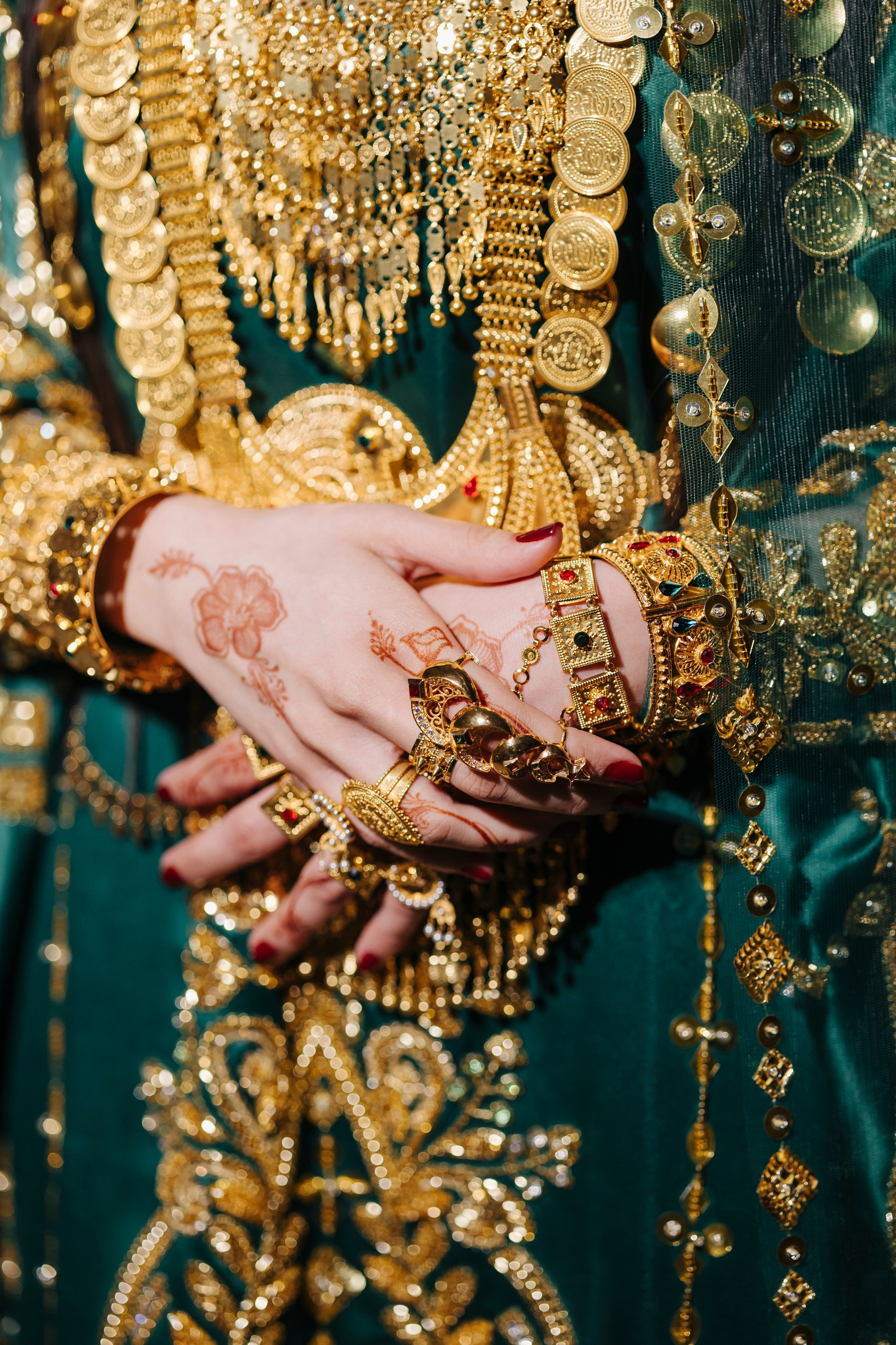 Meera Henna. Wedding, Maternity & Family Photographer in Dubai, UAE & Worldwide