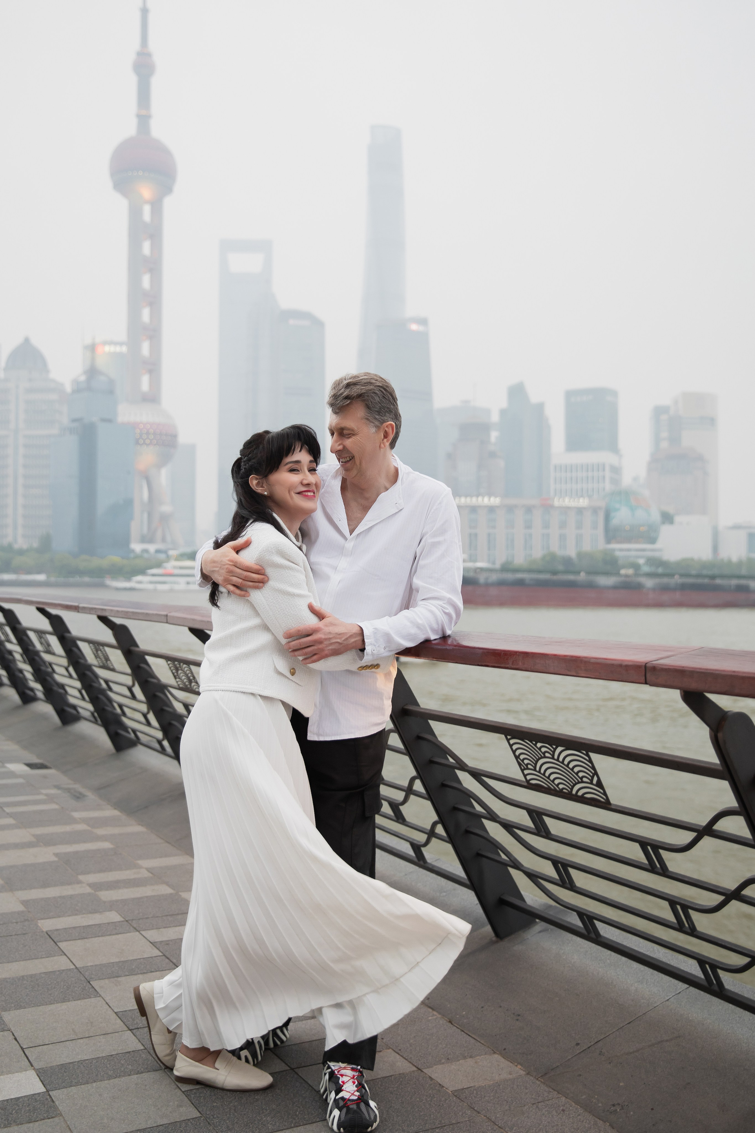 Стильная фотосессия пары среди исторических зданий набережной Вайтань