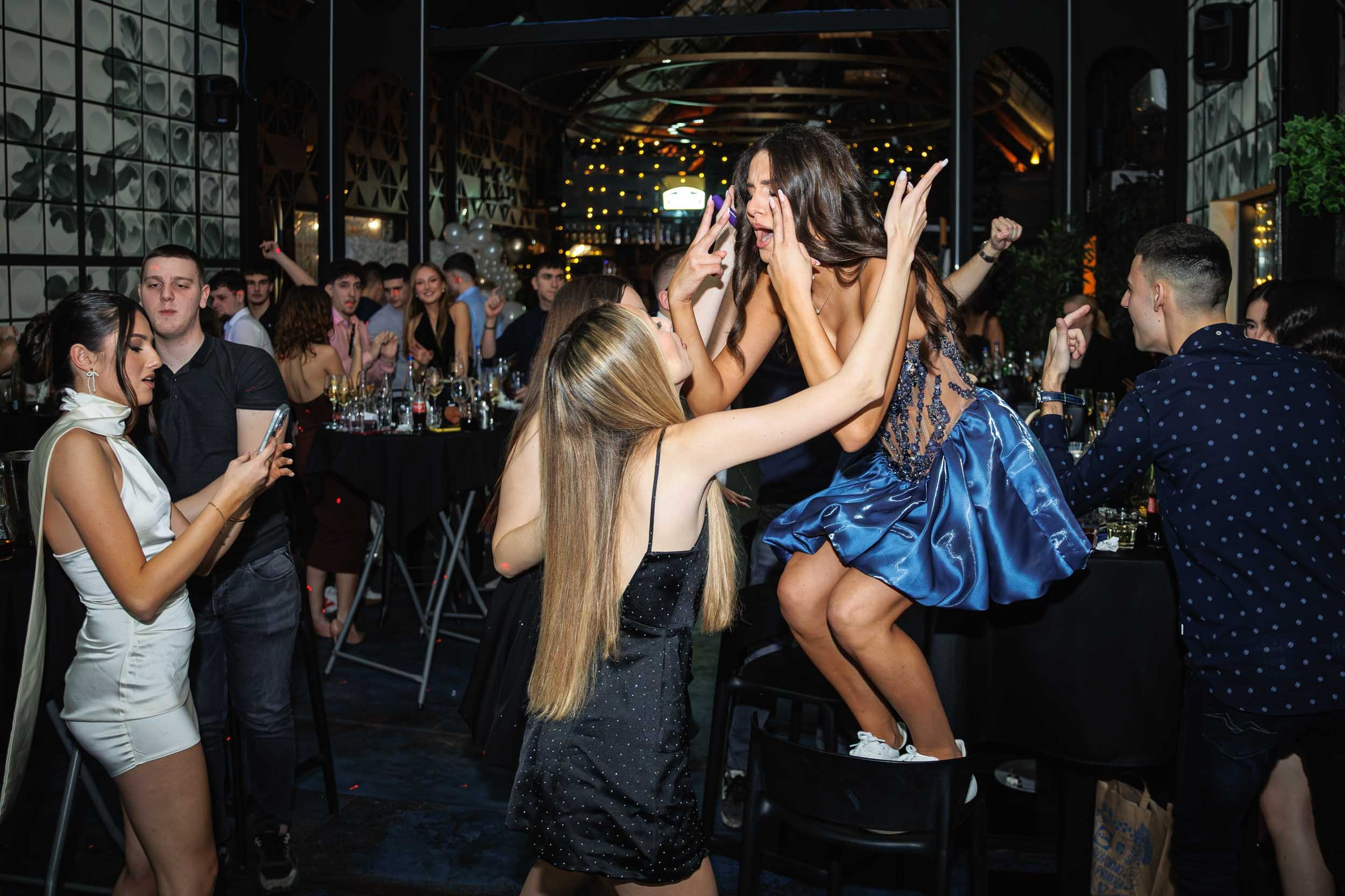 Vesela slavljenica na proslavi 18. rođendana, spontana fotografija zabave i žurke u SHOWROOM Event centru Novi Sad.
