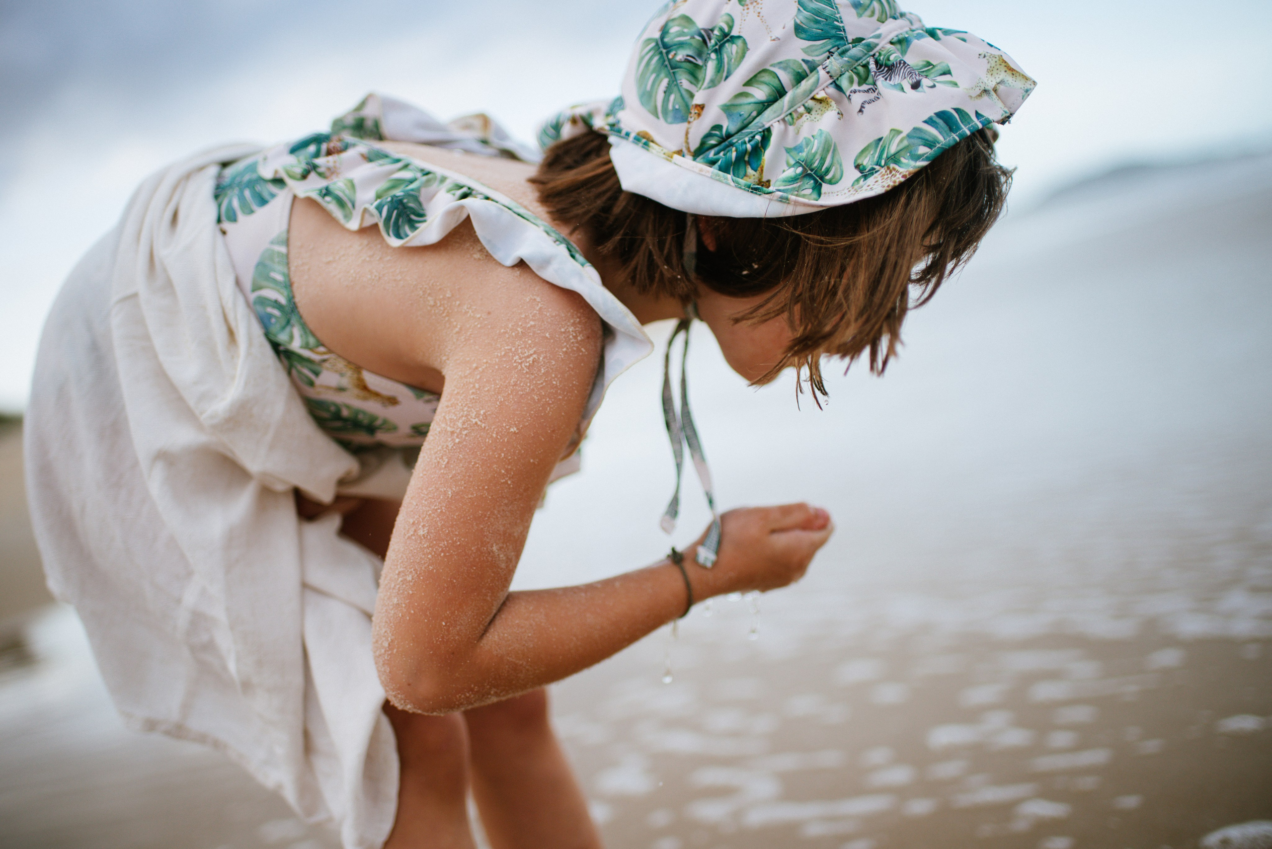 Joga de frisbee. Fotógrafo de família e crianças