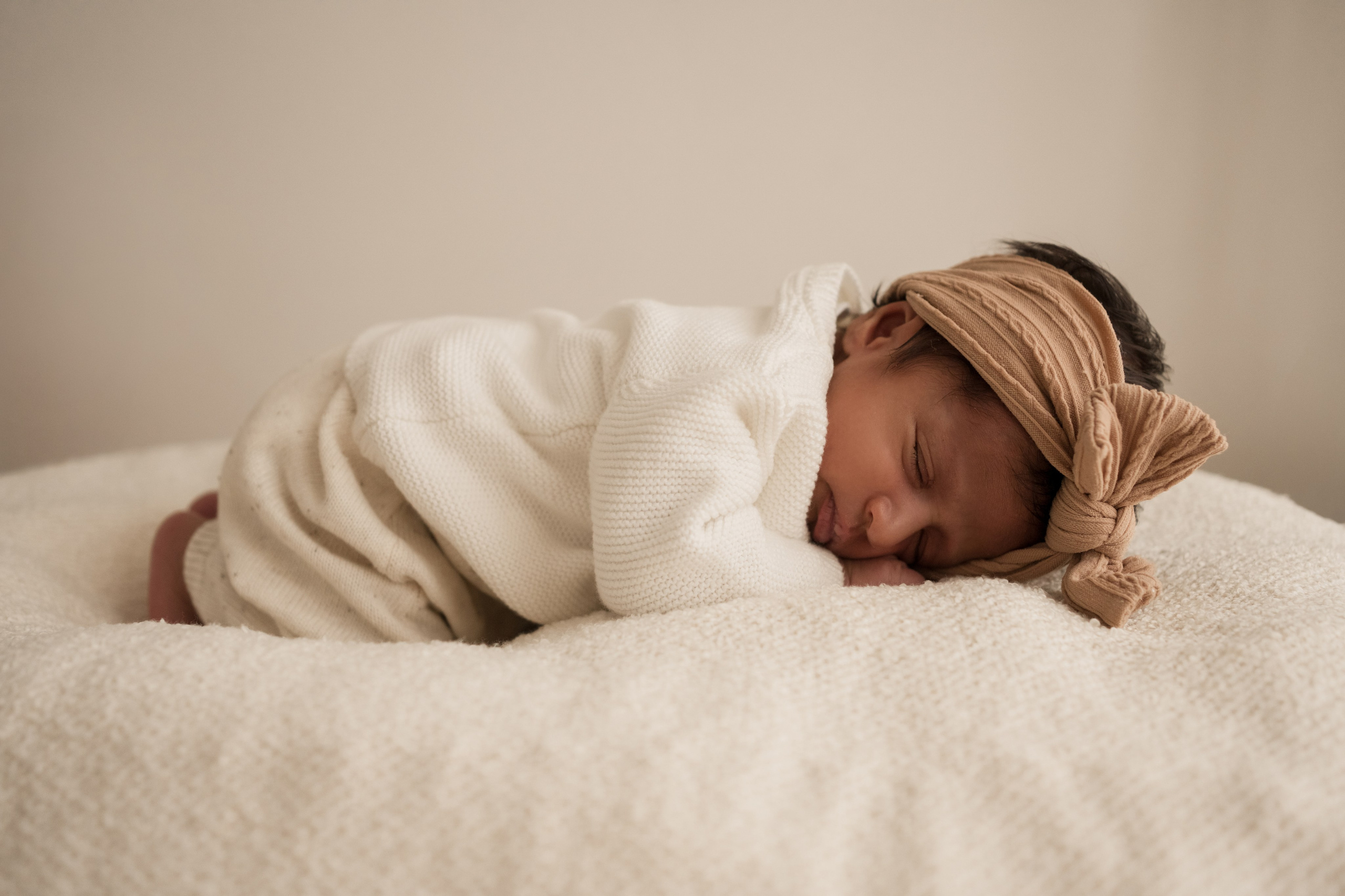 First moments of love. Angela Iakovleva — Family Photographer in Dubai