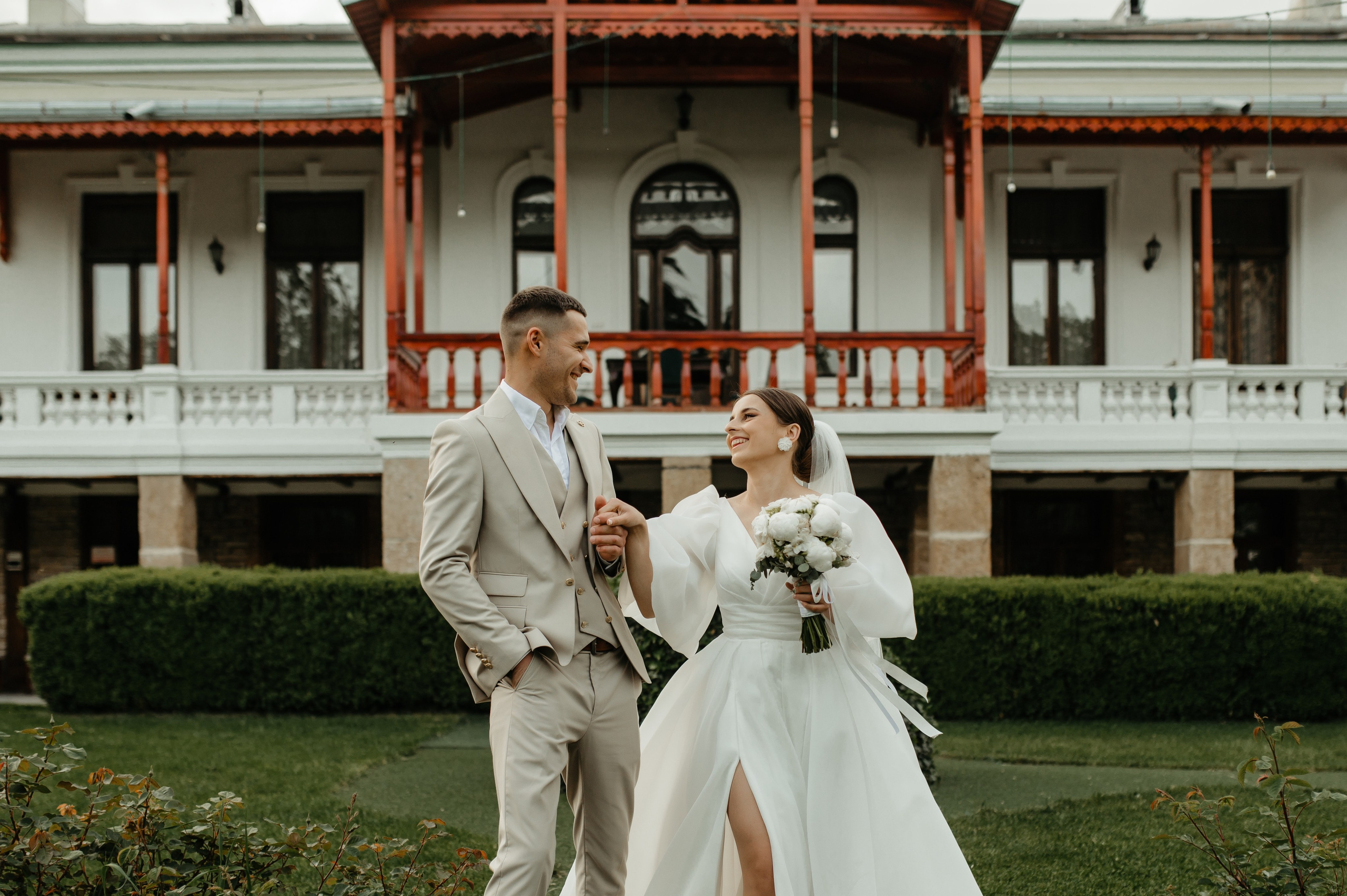 Nunta restransa in luna mai, cu sedinta foto la Conac Polizu. Proud Vision Weddings | Wedding Photography & Film — Servicii profesionale Foto Video Nunta Iasi