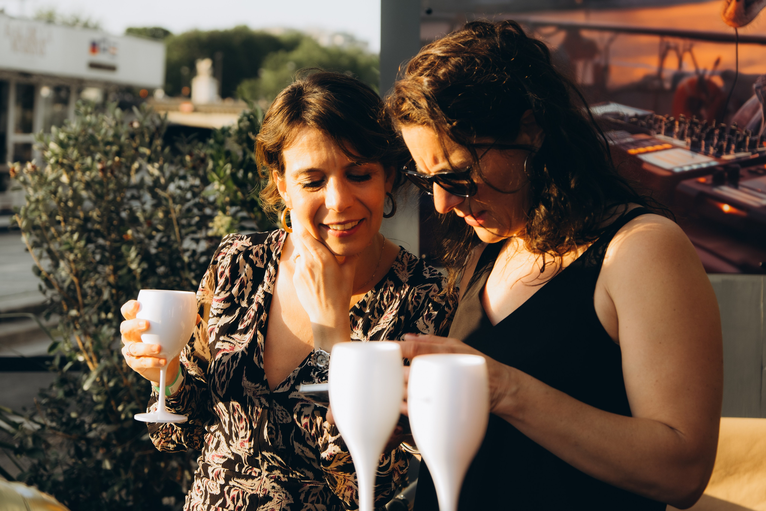 Marie’s Birthday with an Eiffel Tower view. Photographer in Paris Marina Chaput