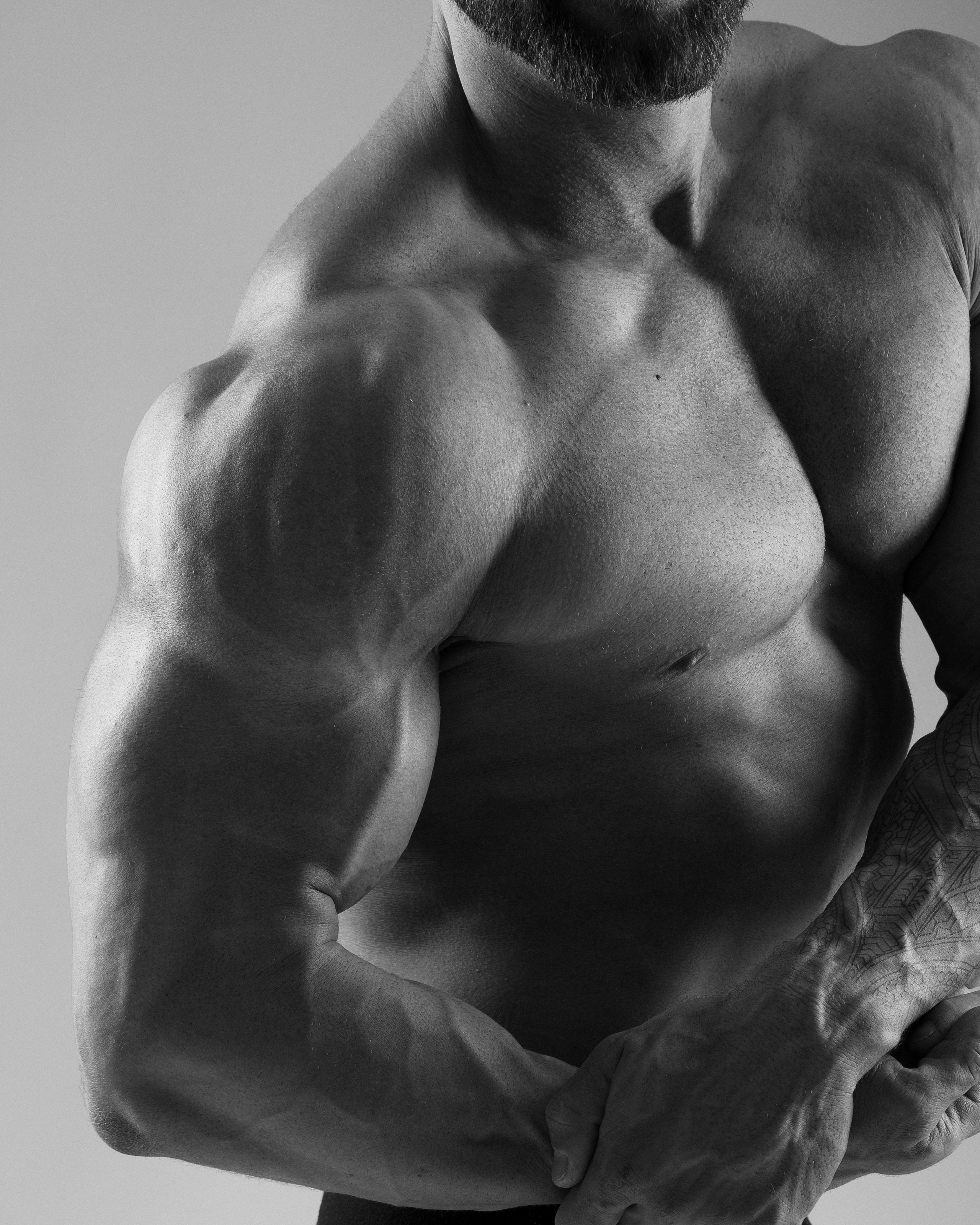  Stilvolle Bodybuilding-Fotografie im Studio – Fokus auf Körperform und Kraft