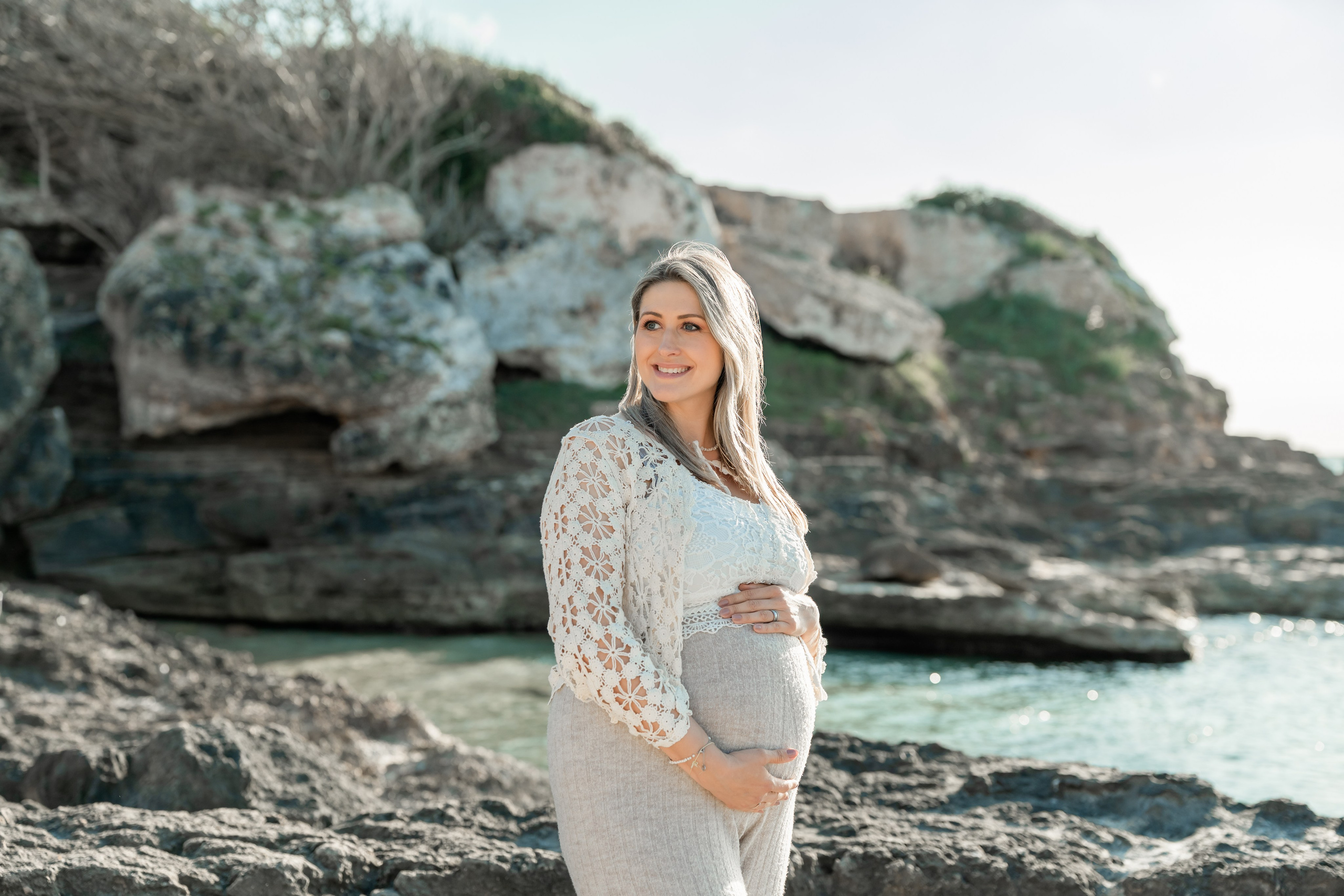 Schwangerschaftsshooting am Meer. Deine Fotografin auf Mallorca für Familien und Business