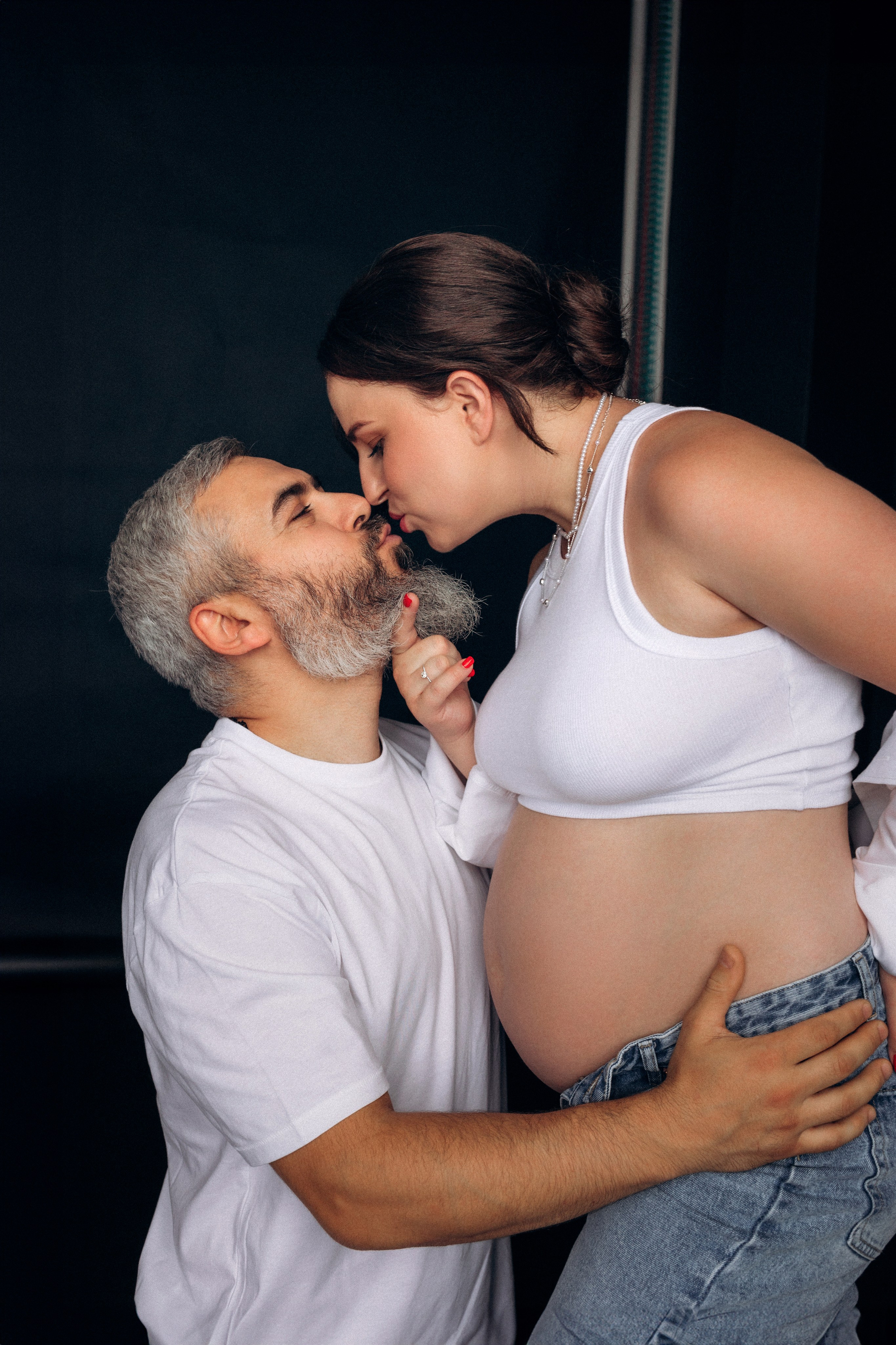 Delikatny pocałunek w studio Prostir – kobieta patrzy z czułością, mężczyzna całuje ją w skroń, intymny kadr pełen emocji.