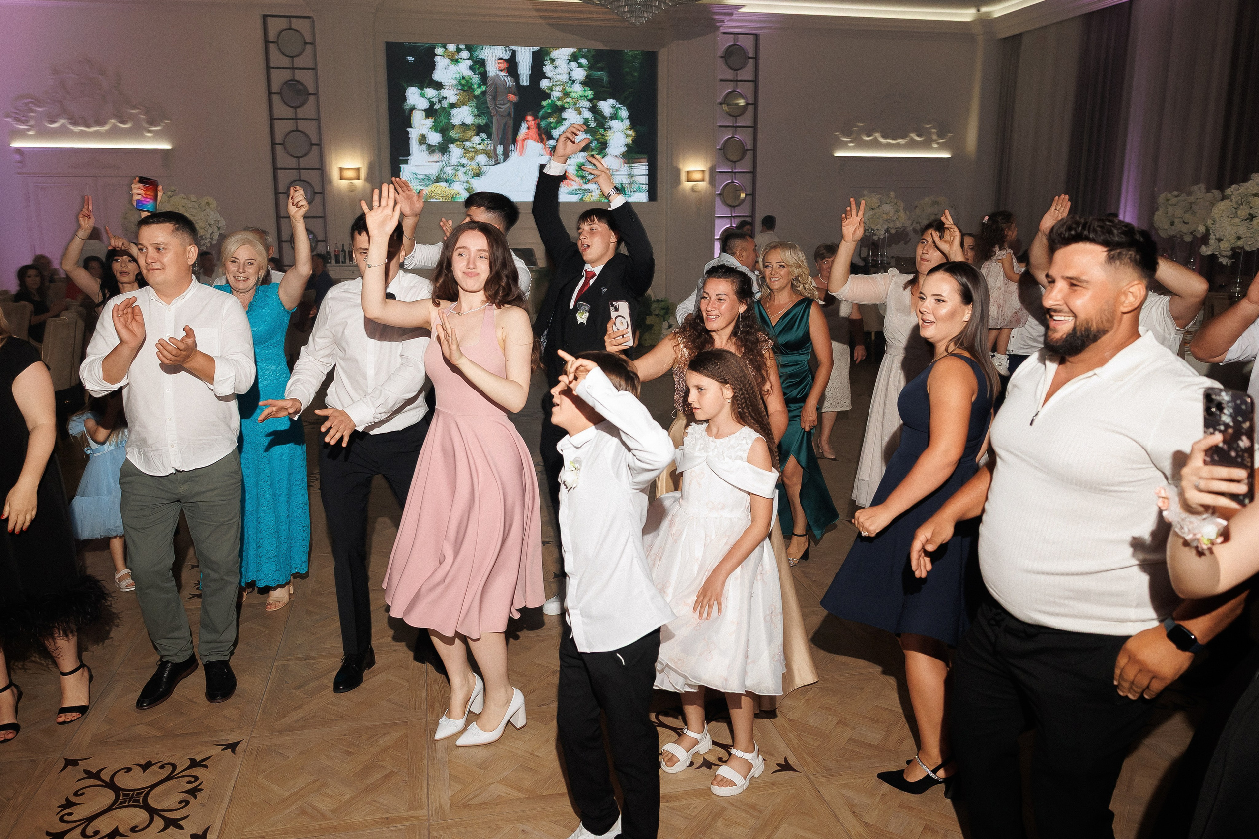 Eugen & Livia — Grand Elysee — Wedding Day. Servicii Foto și Video 067188353