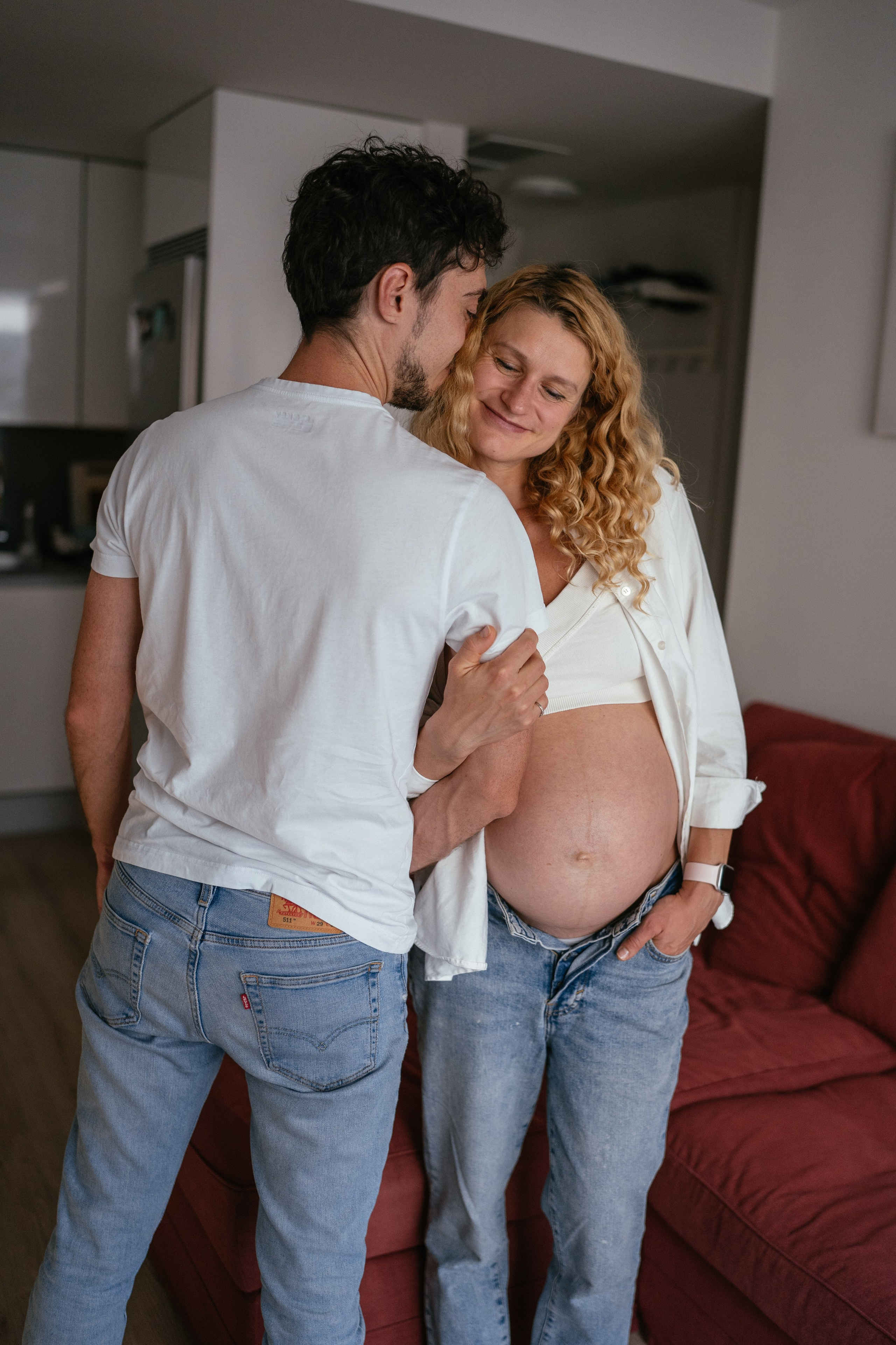 Candid pregnancy photoshoot in the park. Photographer in Madrid, Spain. Alyona Belyaninova