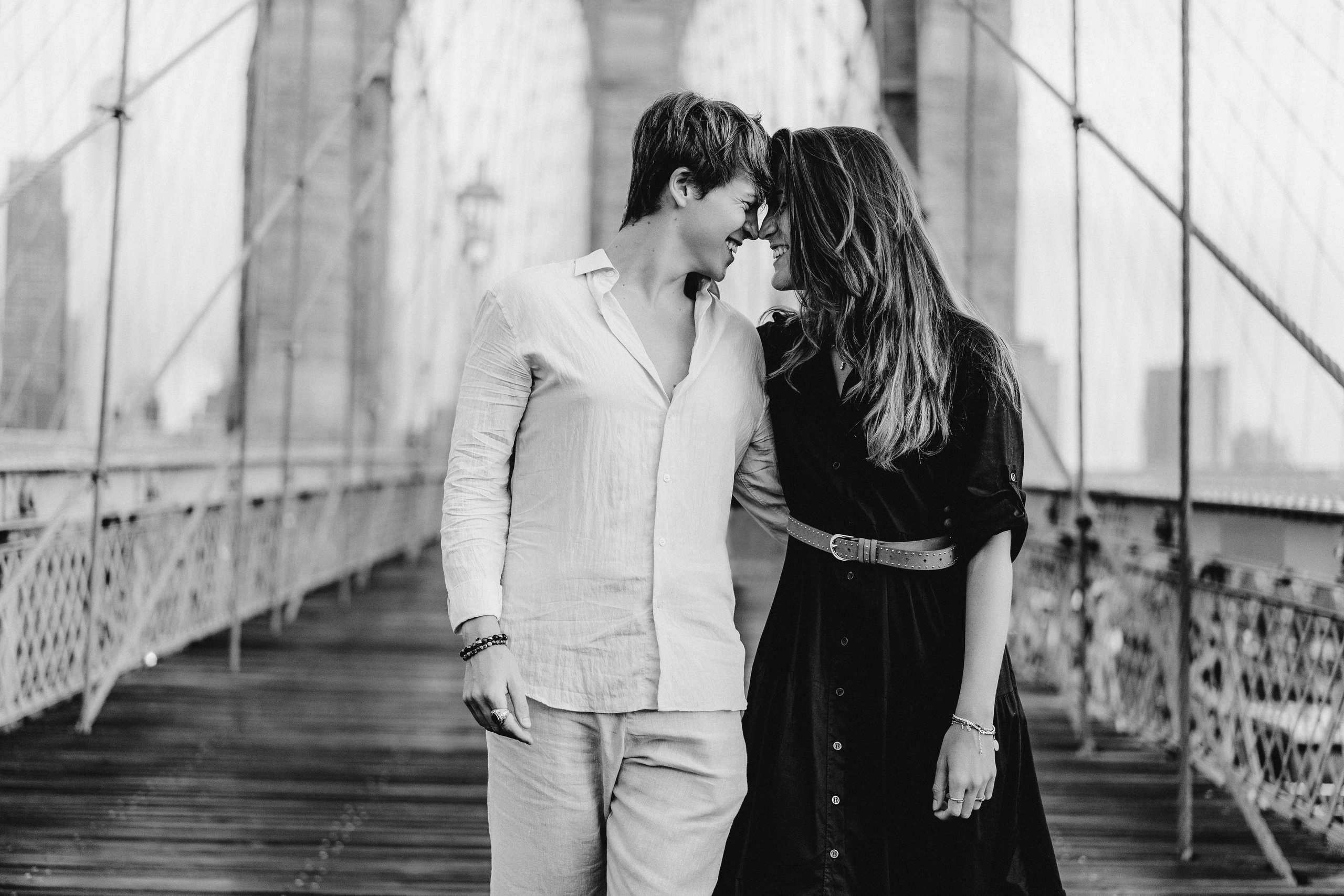 Couple in Dumbo and on the Brooklyn Bridge. Videographer and photographer in New York // MAKAROV.VIDEO