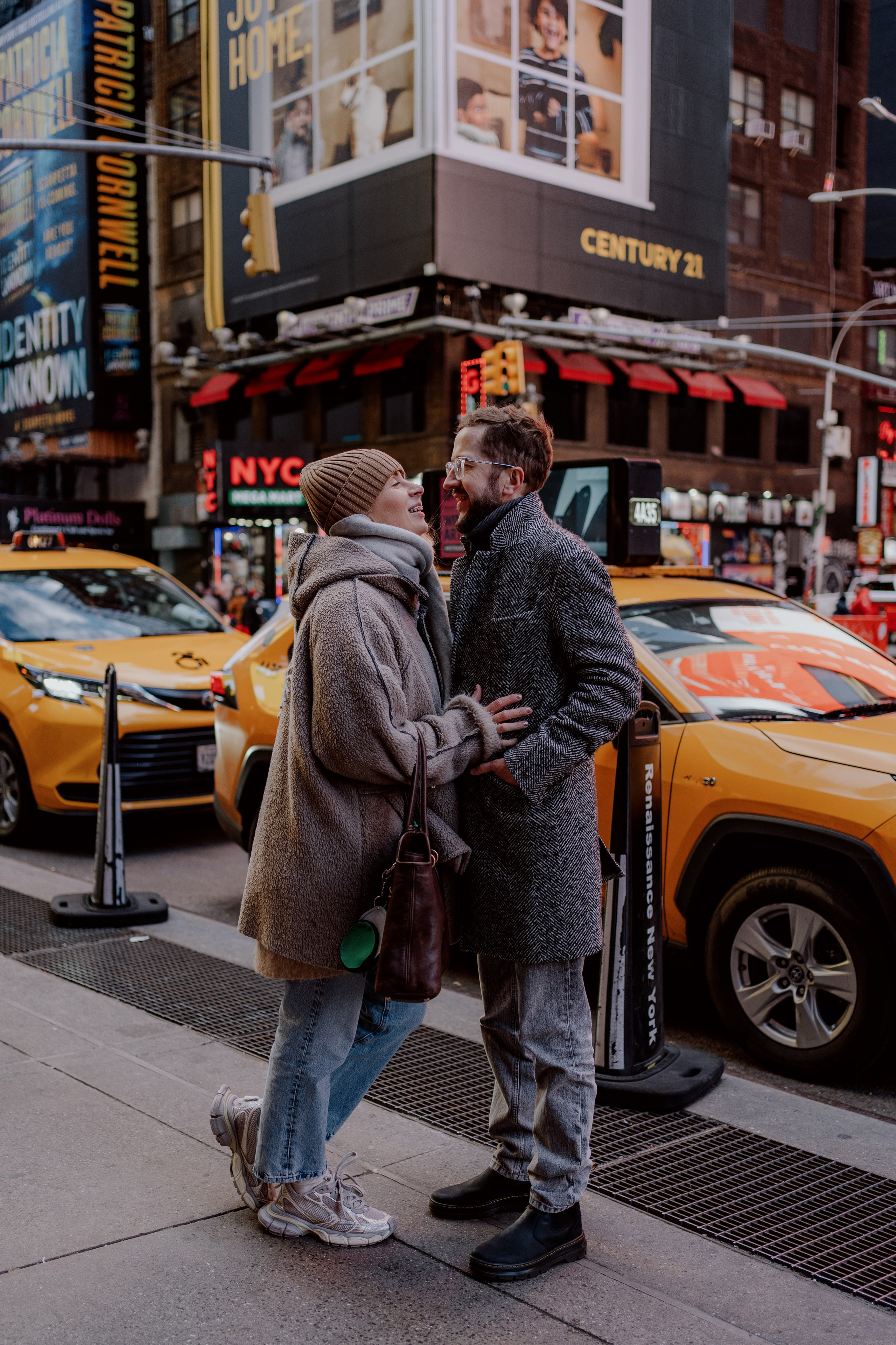 Family in Times Square. Videographer and photographer in New York // MAKAROV.VIDEO