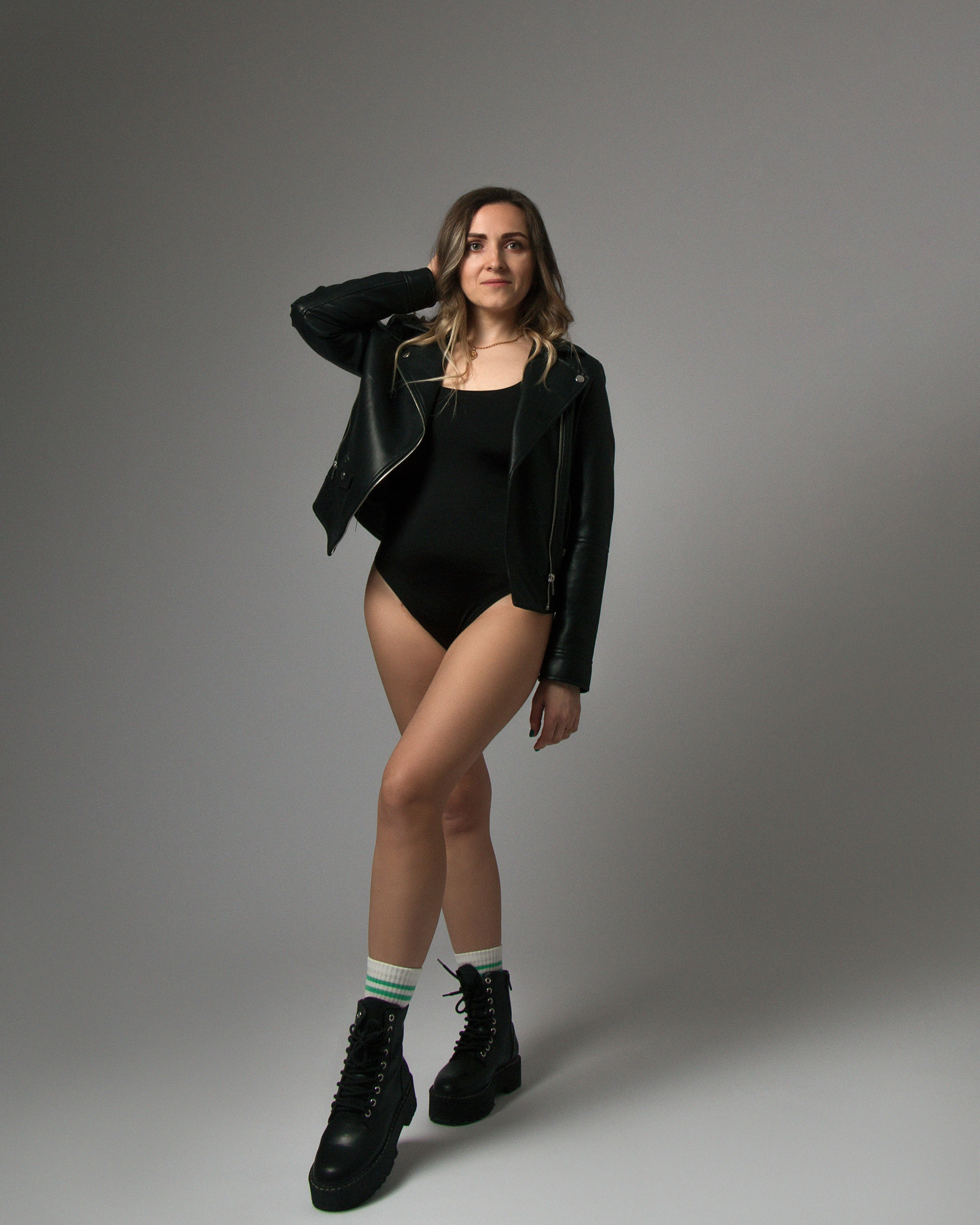 Schlichte Aufnahme im Studio – Frau in Lederjacke mit natürlicher Ausstrahlung