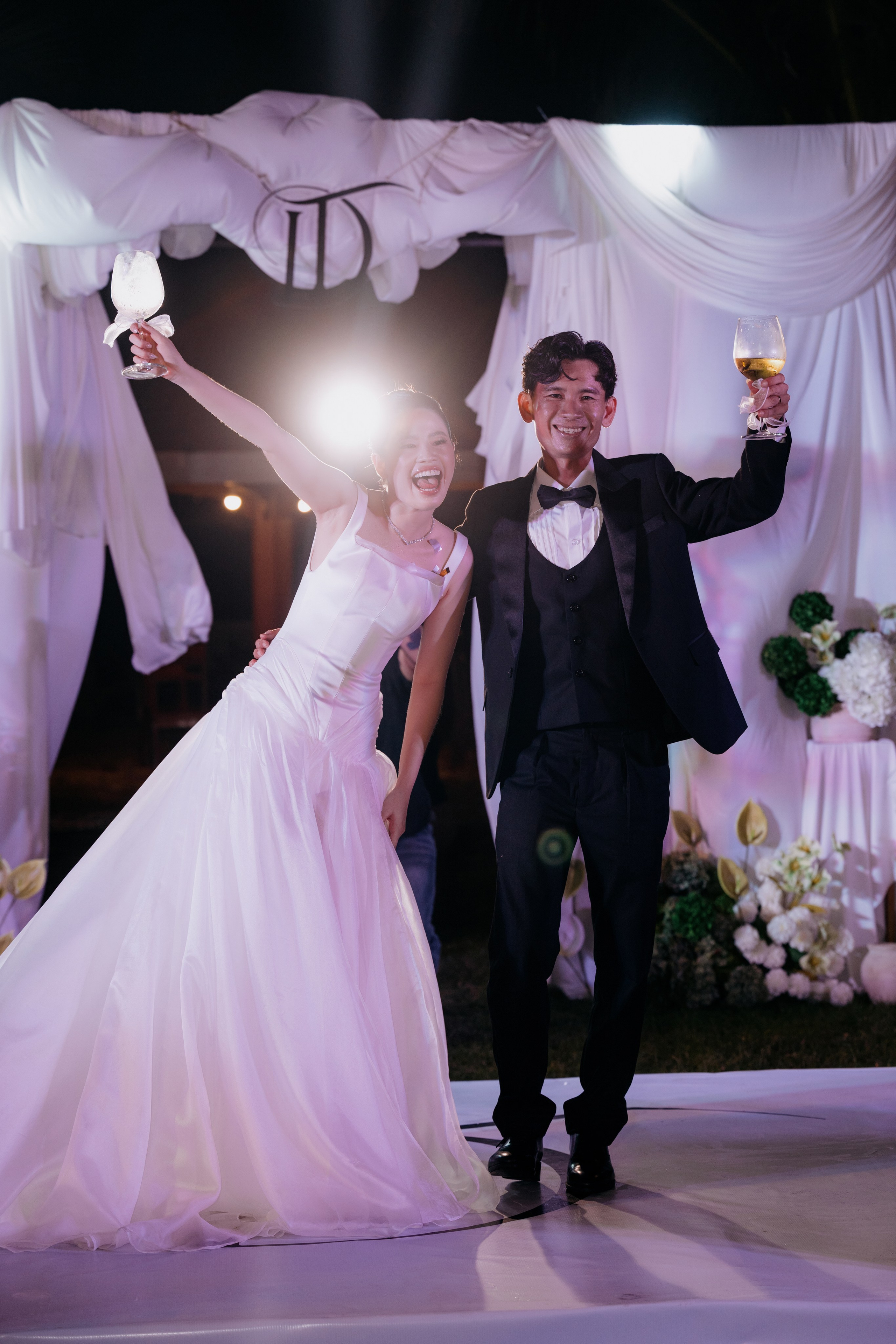 DIEU & THINH/Destination Wedding. Nhiếp ảnh gia đám cưới hàng đầu tại Thành Phố Hồ Chí Minh