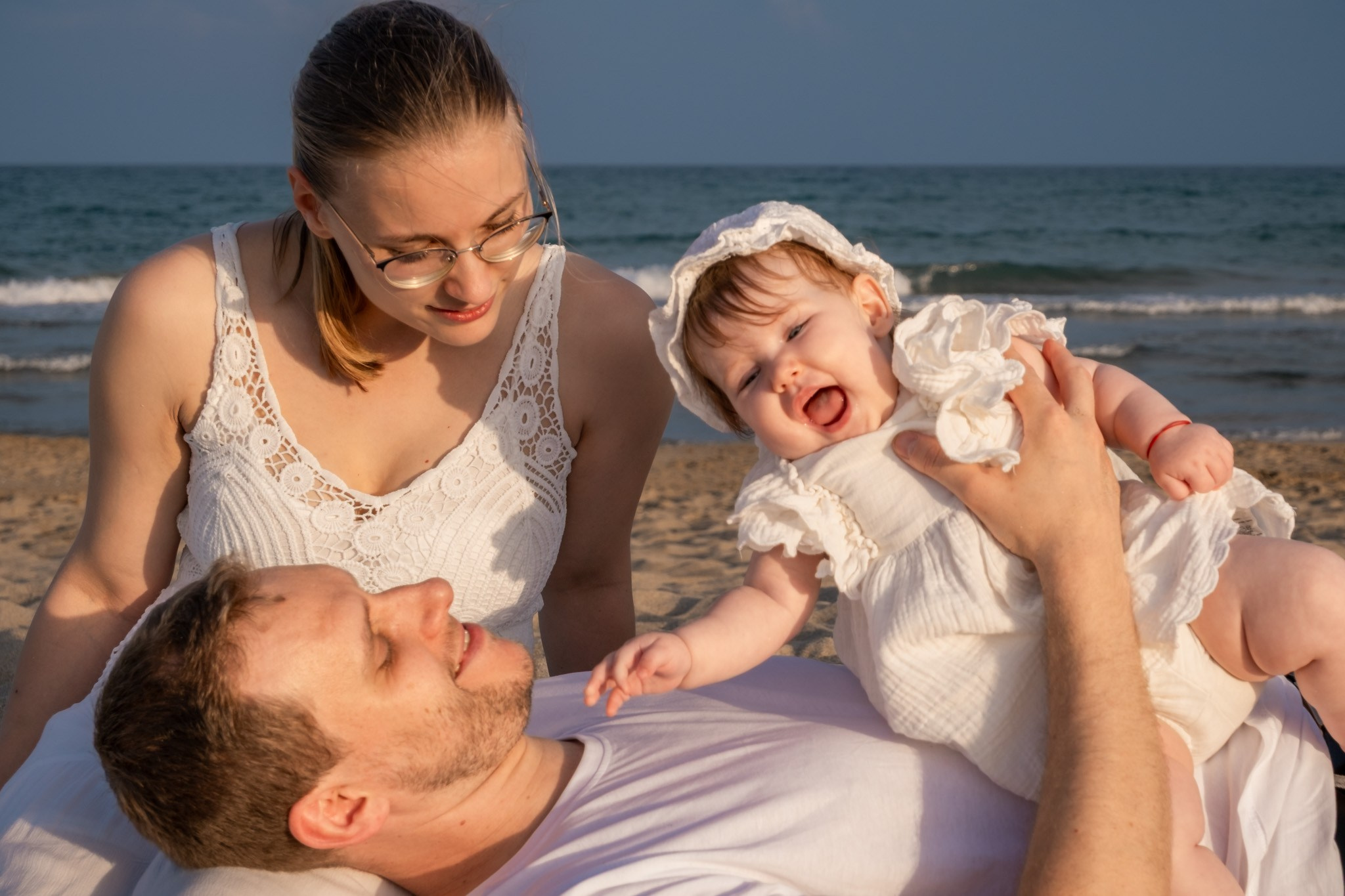 Momentos en familia en la playa. Fotografía profesional en Calafell - Elena Medvedeva
