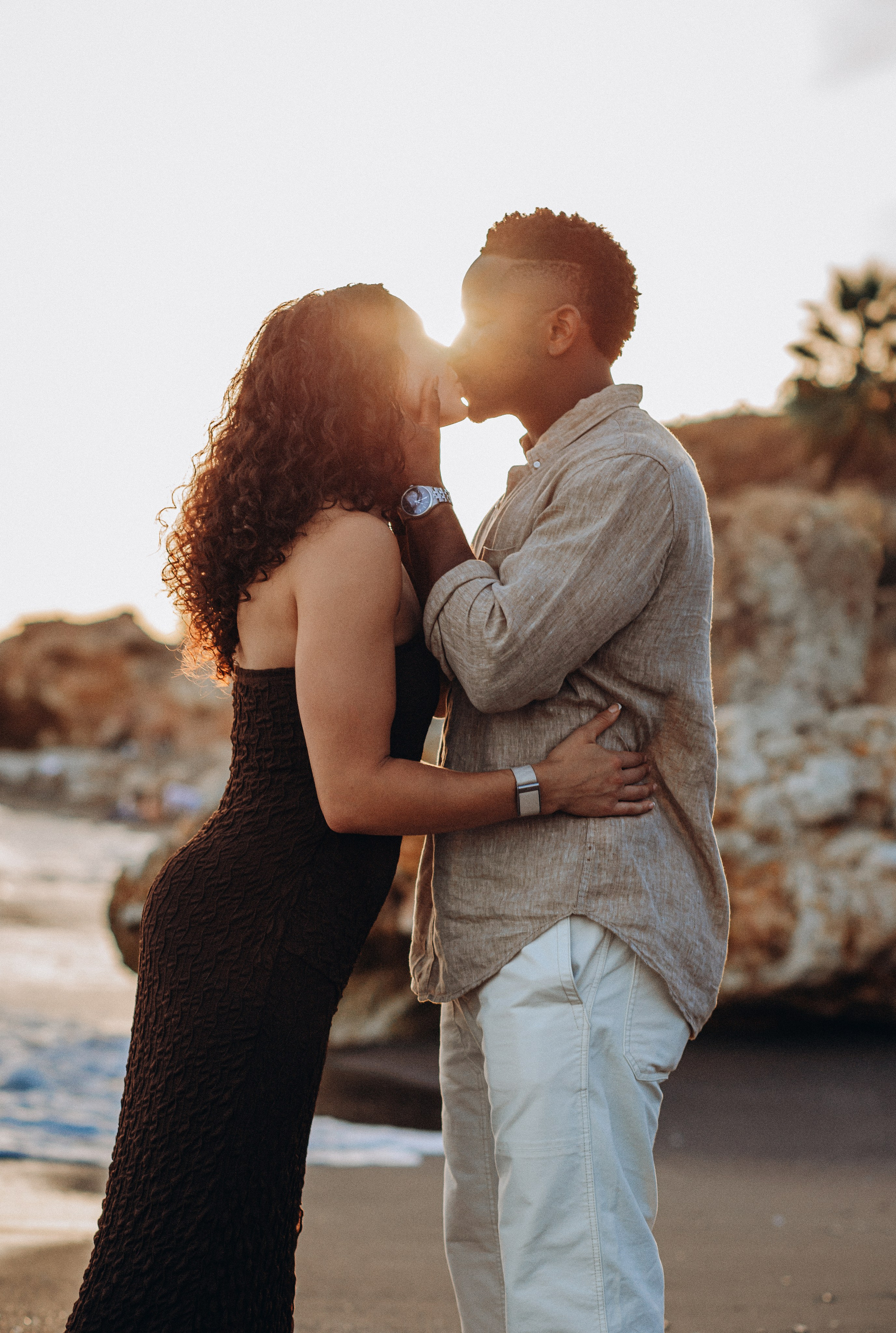 Beso romántico al atardecer durante una sesión de fotos de pareja en la playa de Valencia, España — perfecto para quienes buscan fotografía íntima de historia de amor en Valencia y en toda España.