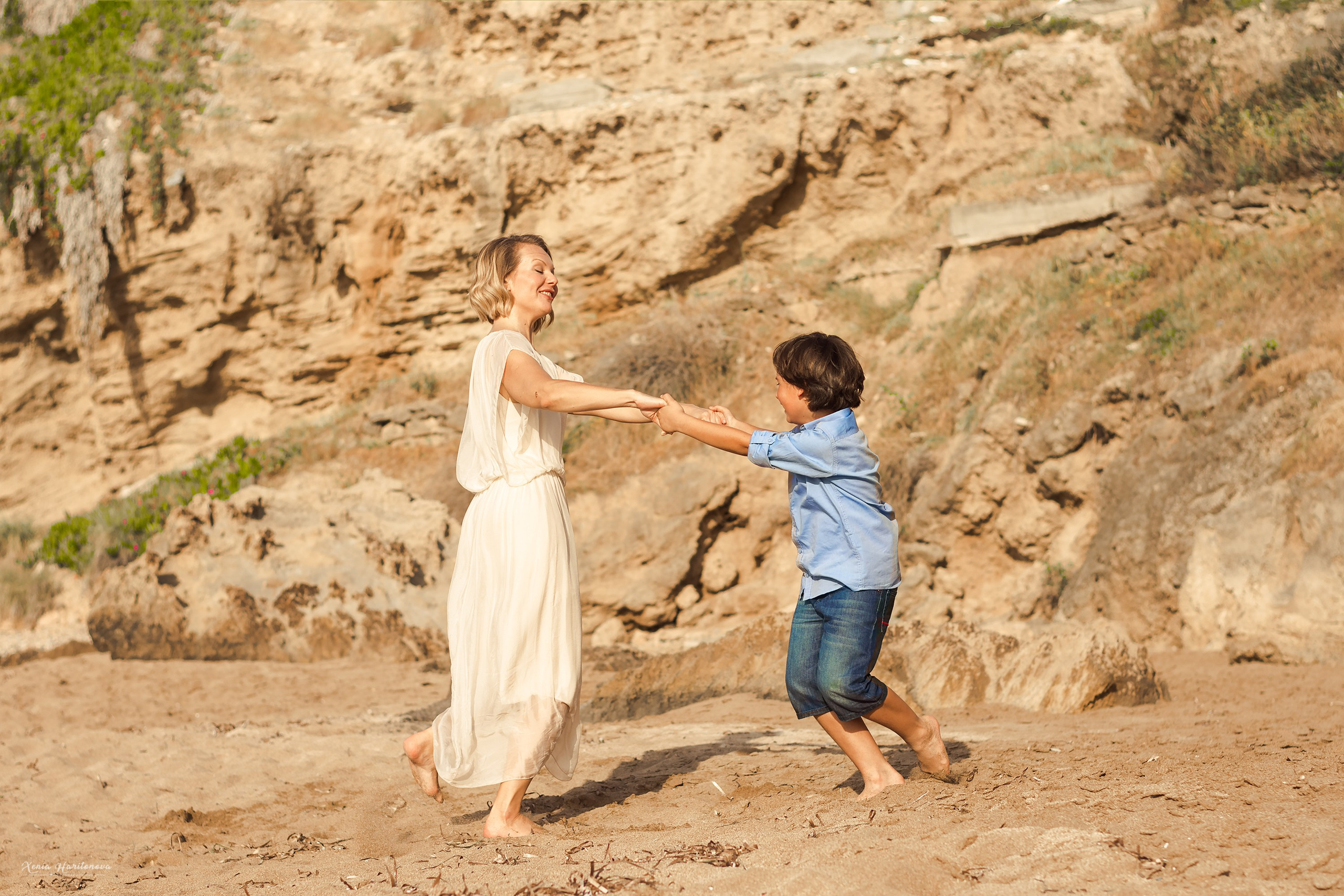 Family photography on the beach. Professional portrait photographer in Los Angeles | Axenia Haritonova