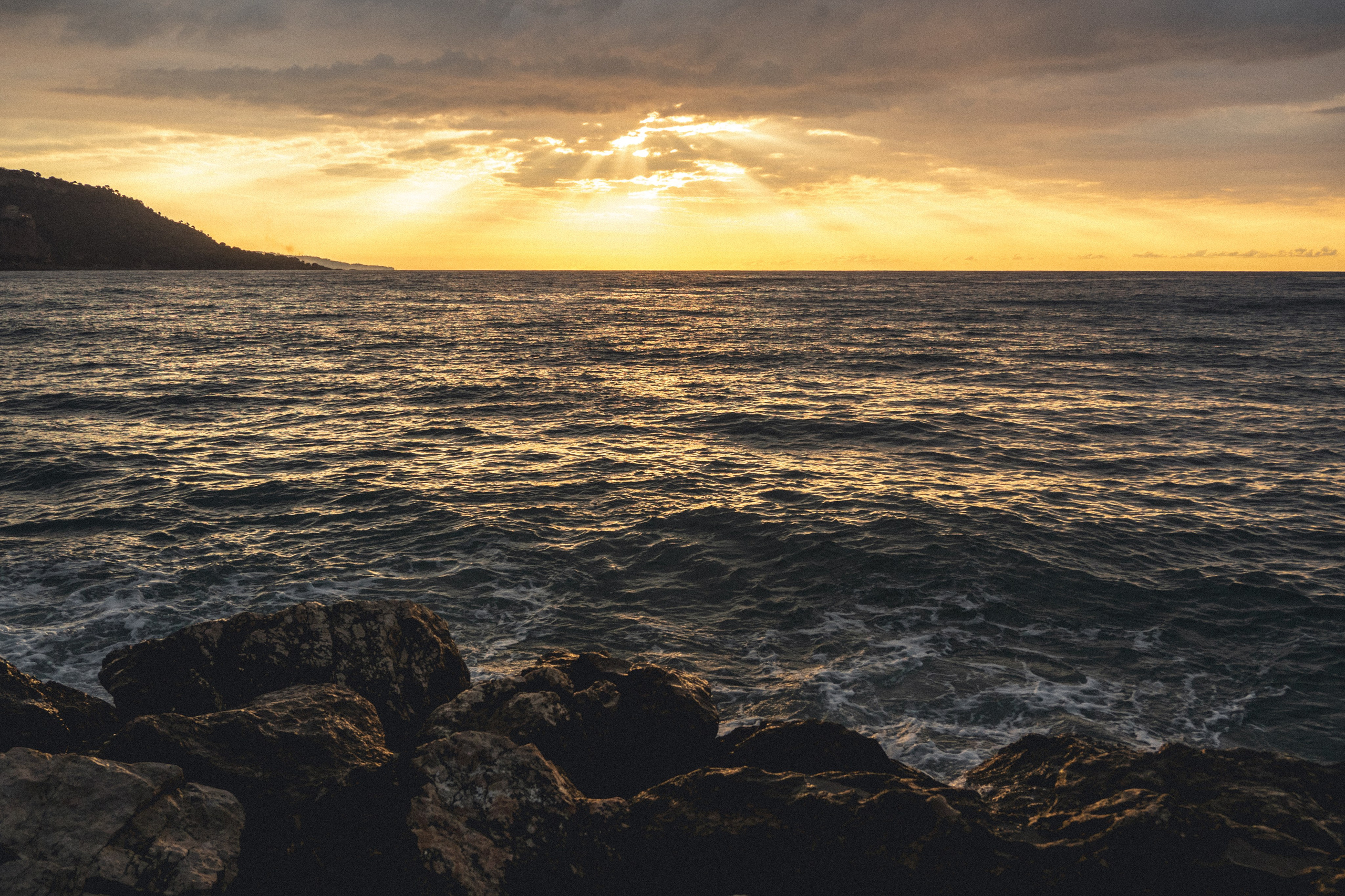 Lever de soleil à Menton. Photographe sur Cote d’Azur. Portraits de familles, couples, enfants, événements