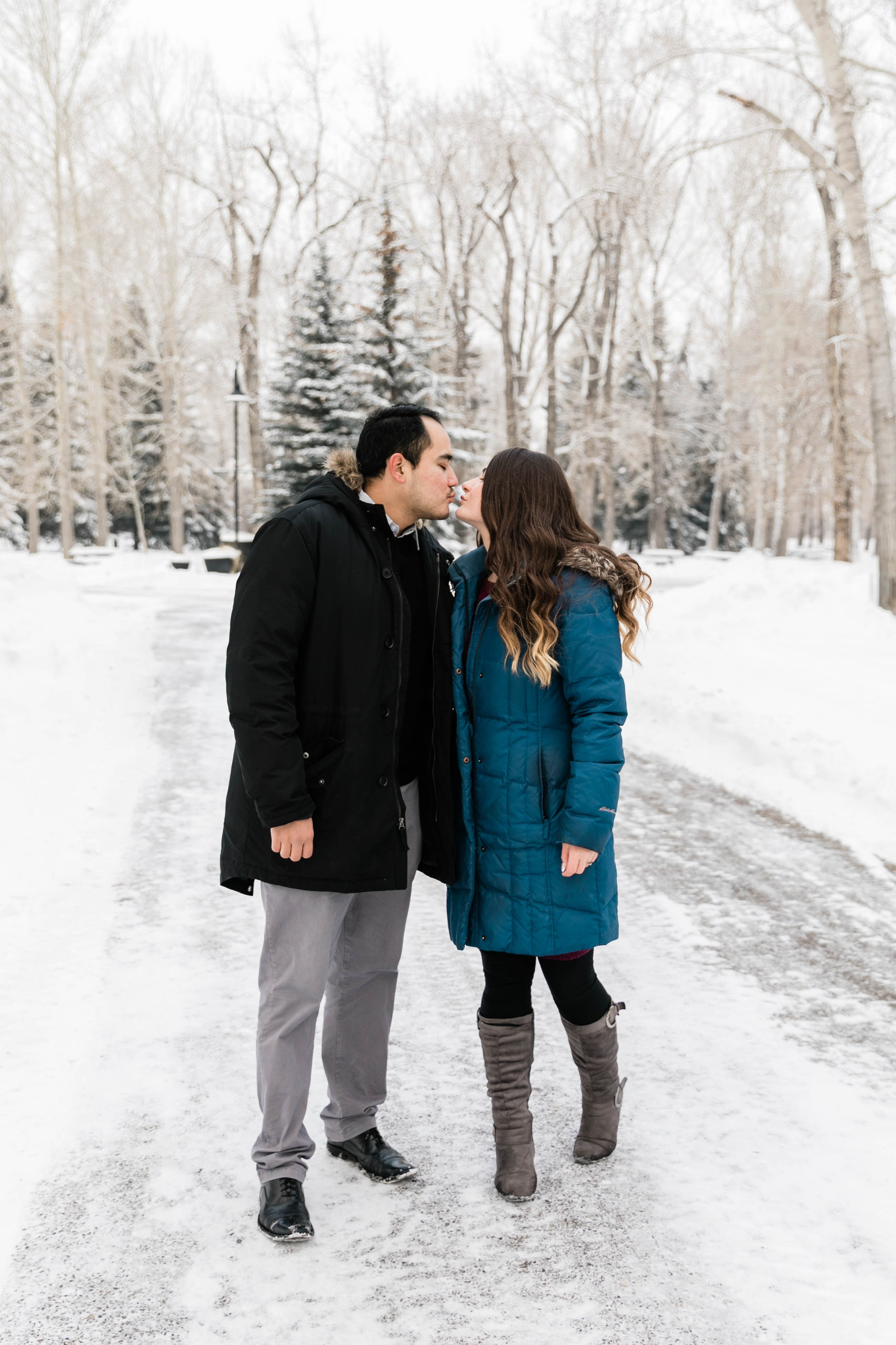 Iván & Andrada — Princes Island Engagement. Fotografía accesible en Calgary