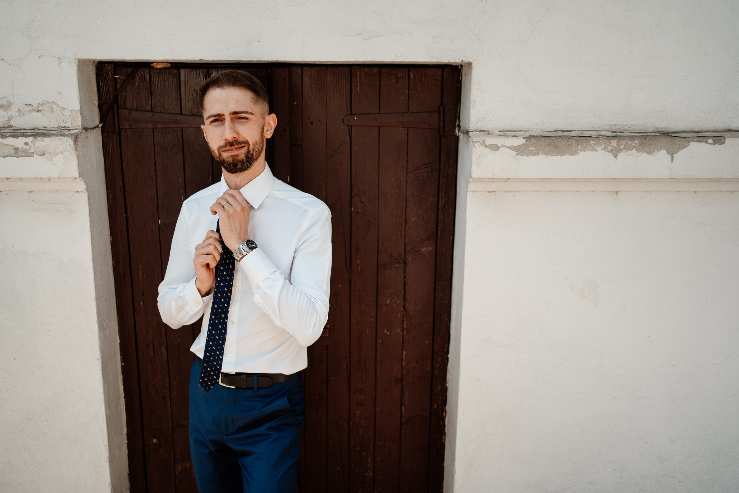 Moment emoționant între miri în ziua nunții, surprins într-un cadru natural și romantic, in Bucuresti. Fotografie de nuntă profesională, editată artistic pentru a evidenția emoția și eleganța evenimentului.