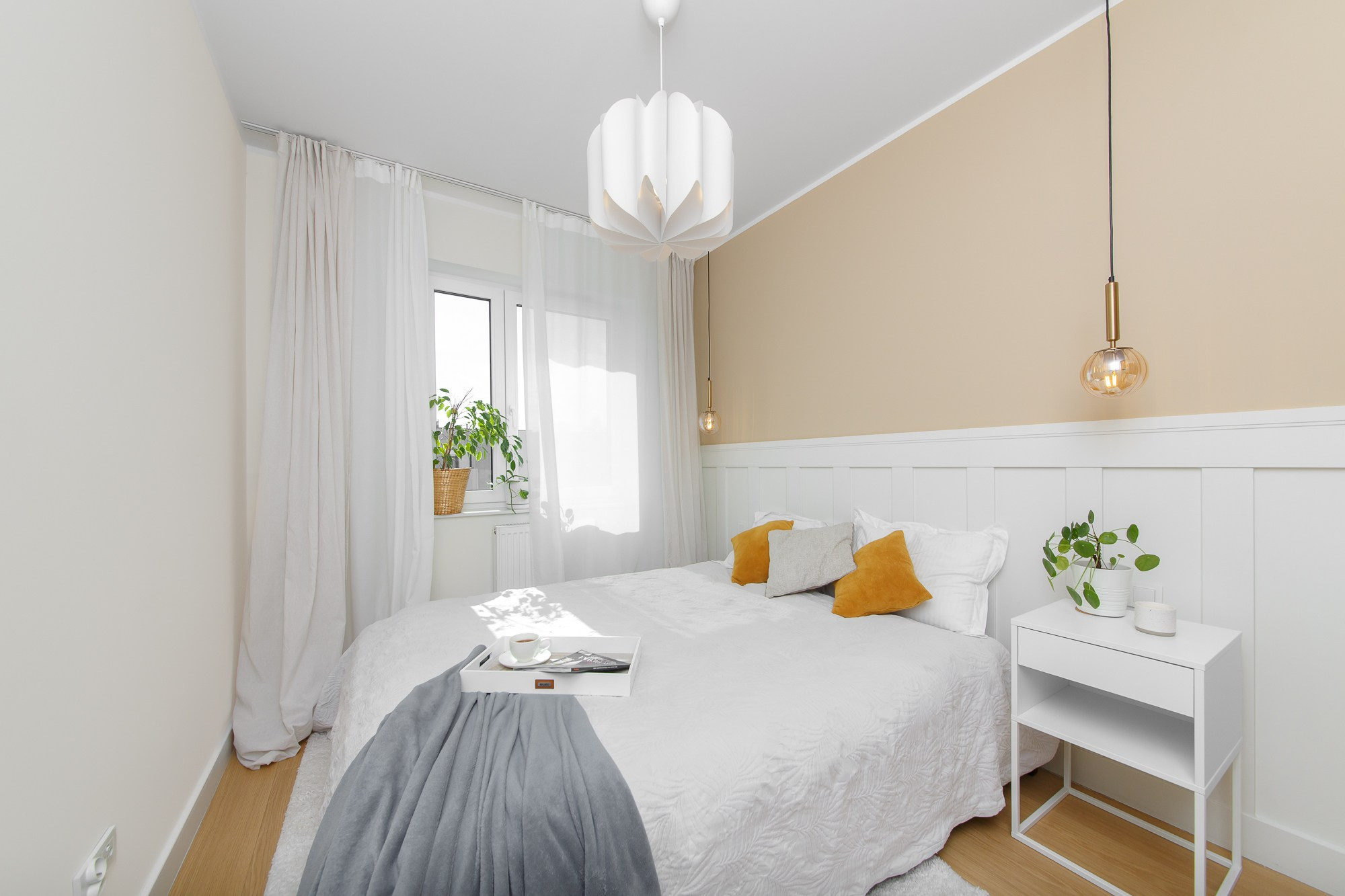 jasna sypialnia w apartamencie fotografia wnętrz