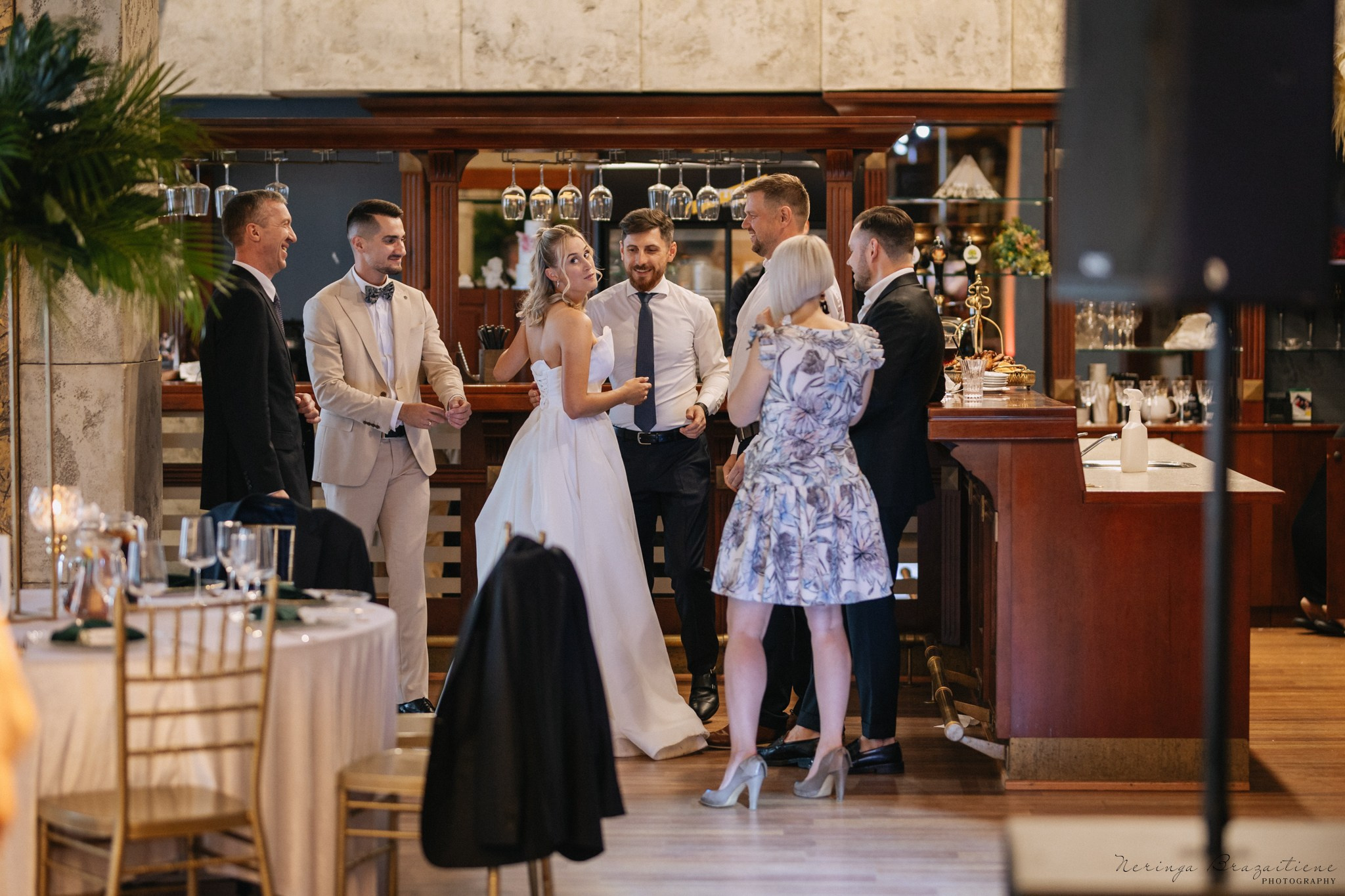 Vestuvinė fotosesija Kaune, Vienybės aikštėje, prie Lietuvos banko