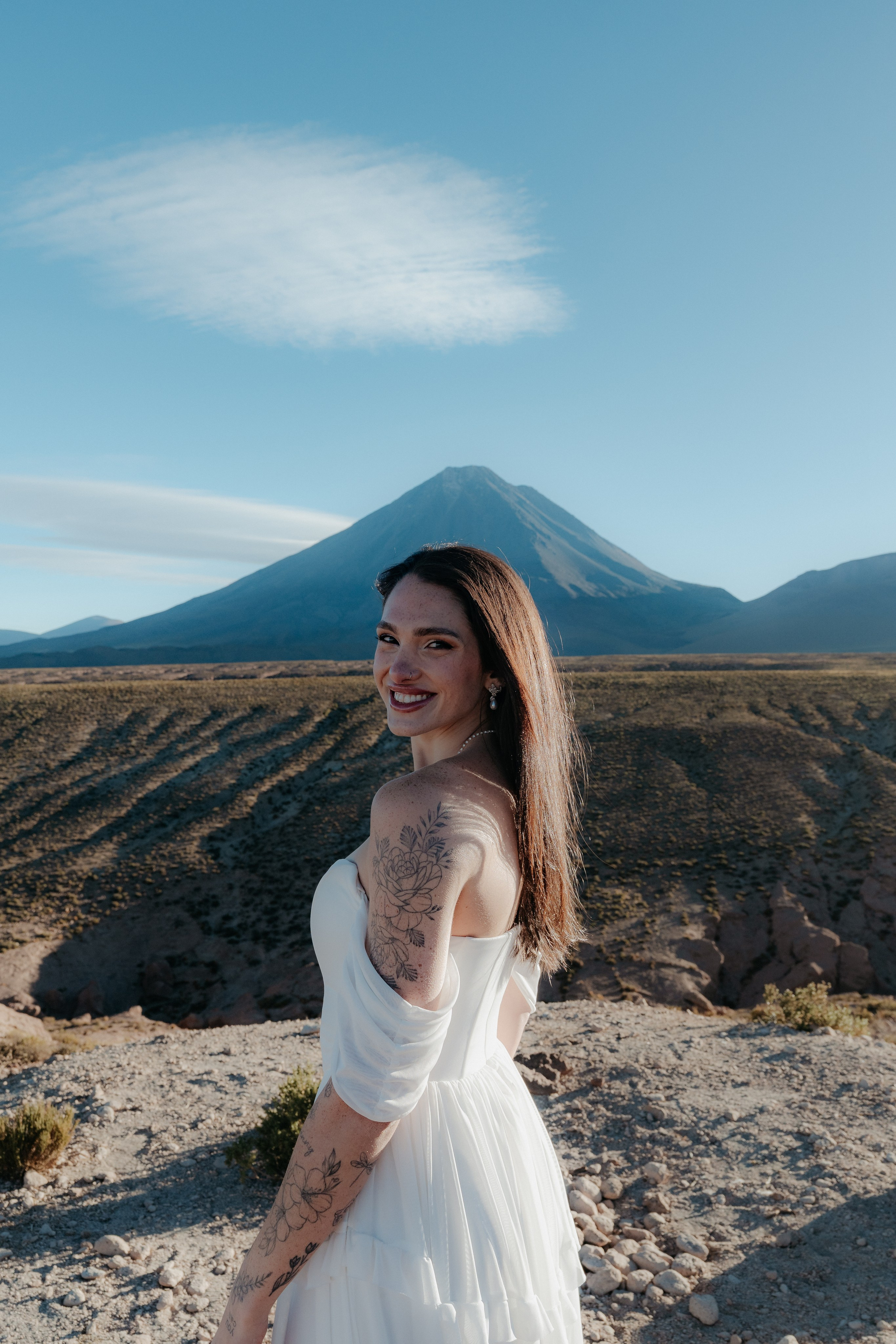 Pre-wedding no mirante do vulcão Licancabur. Photographer in San Pedro de Atacama