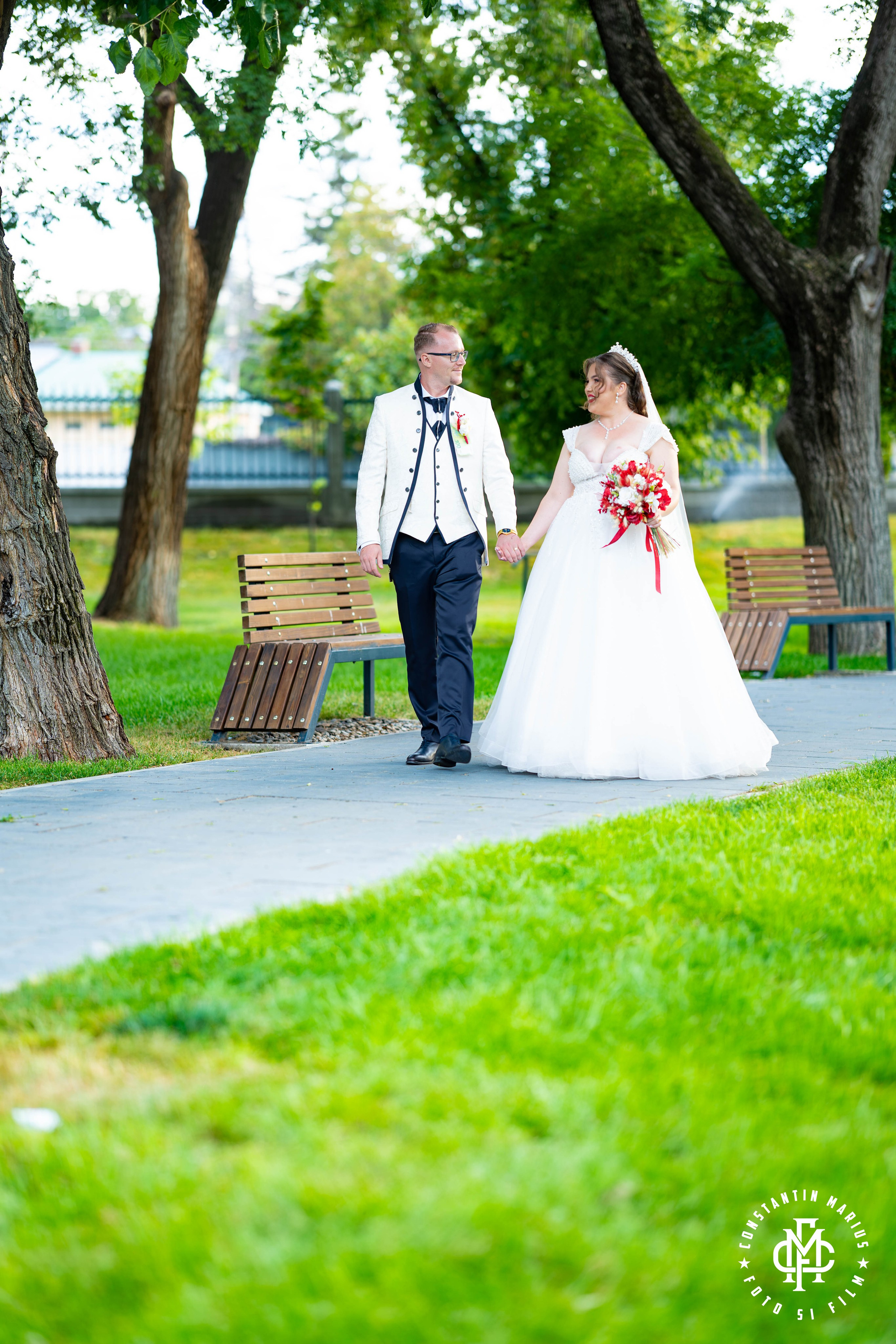 WEDDING PHOTOGRAPHY. DESPRE NOI