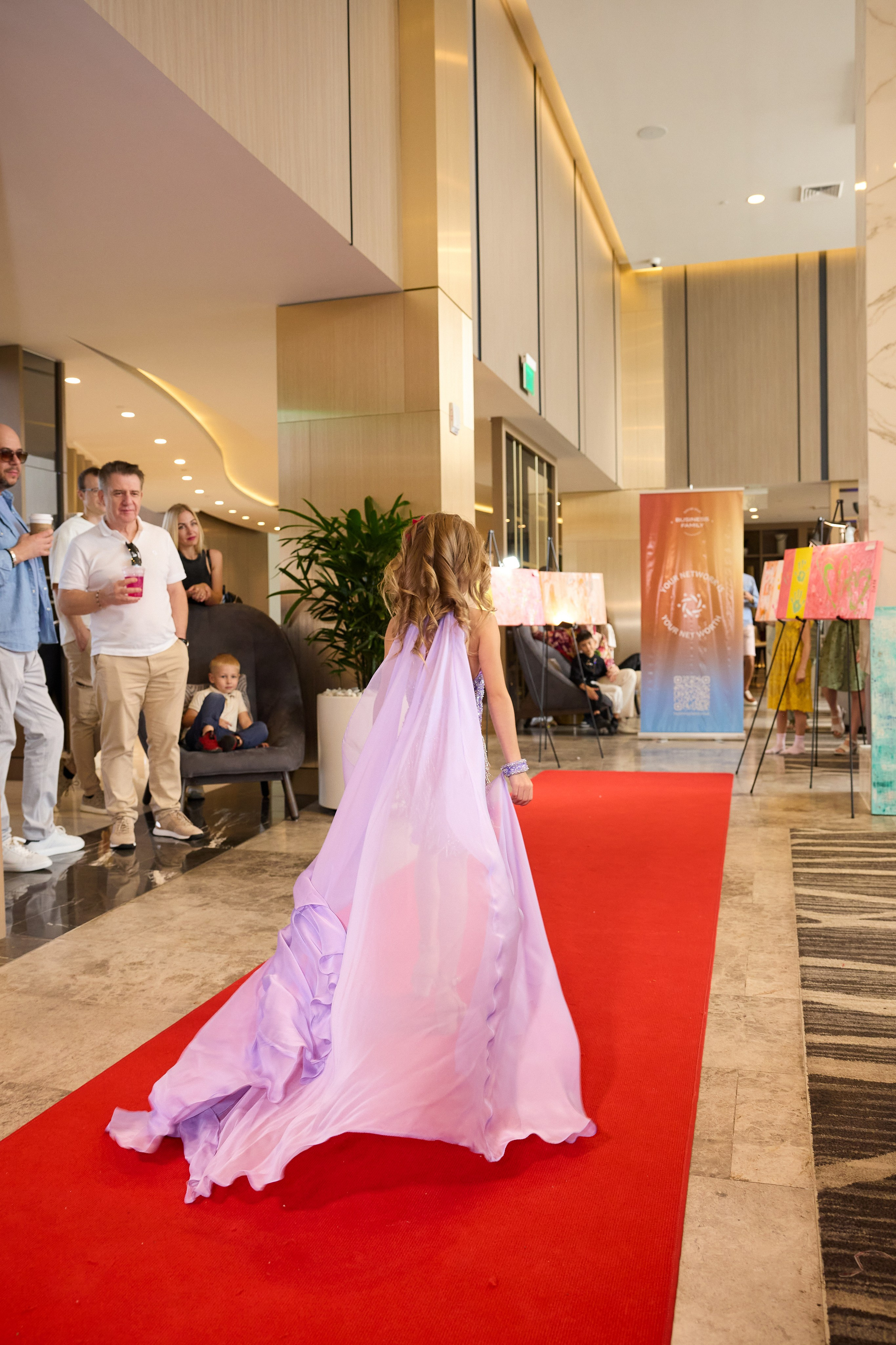 Авторская благотворительная художественная выставка Дианы Бортник. Фотограф Юлия Маковеева