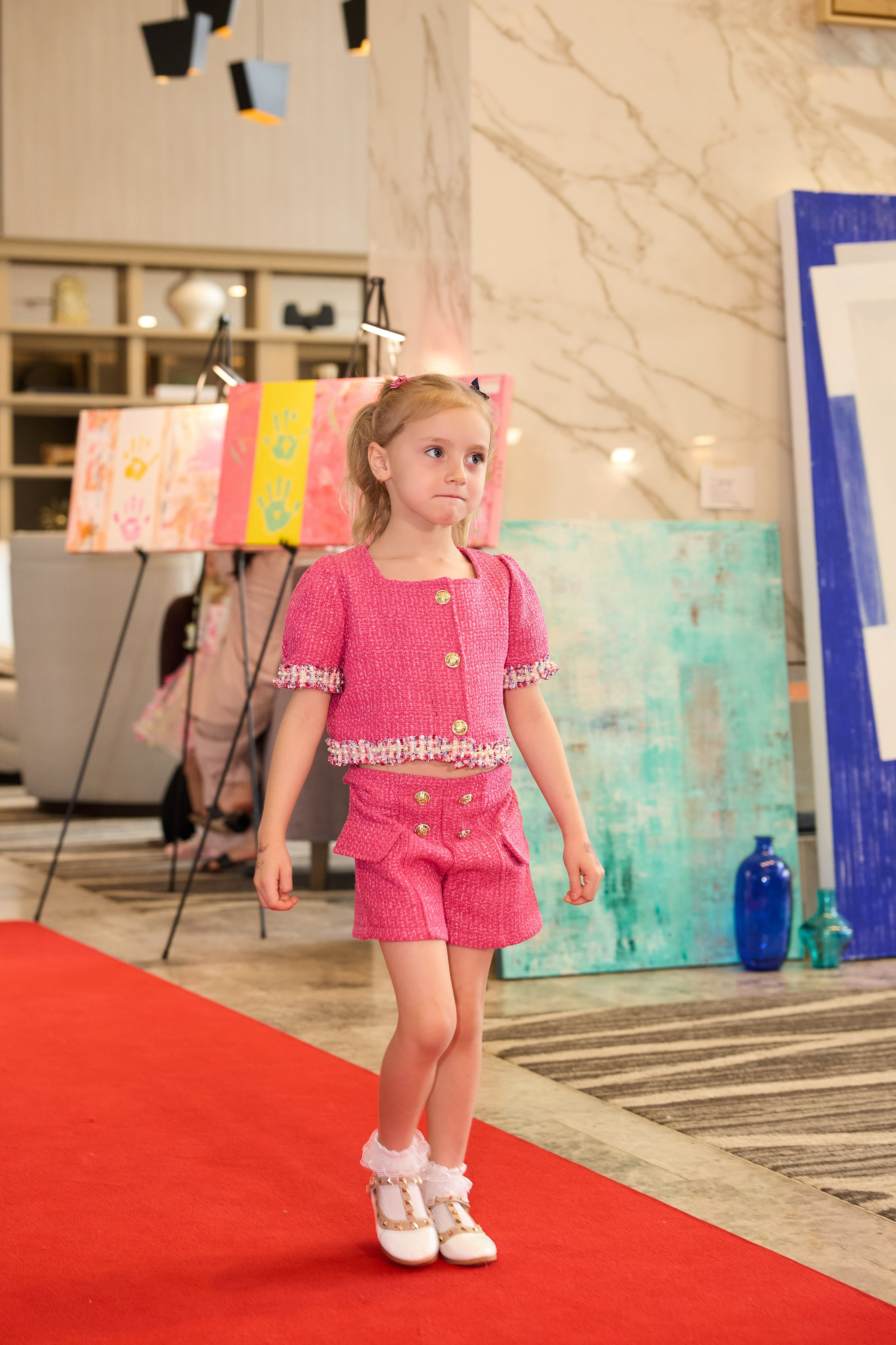 Авторская благотворительная художественная выставка Дианы Бортник. Фотограф Юлия Маковеева