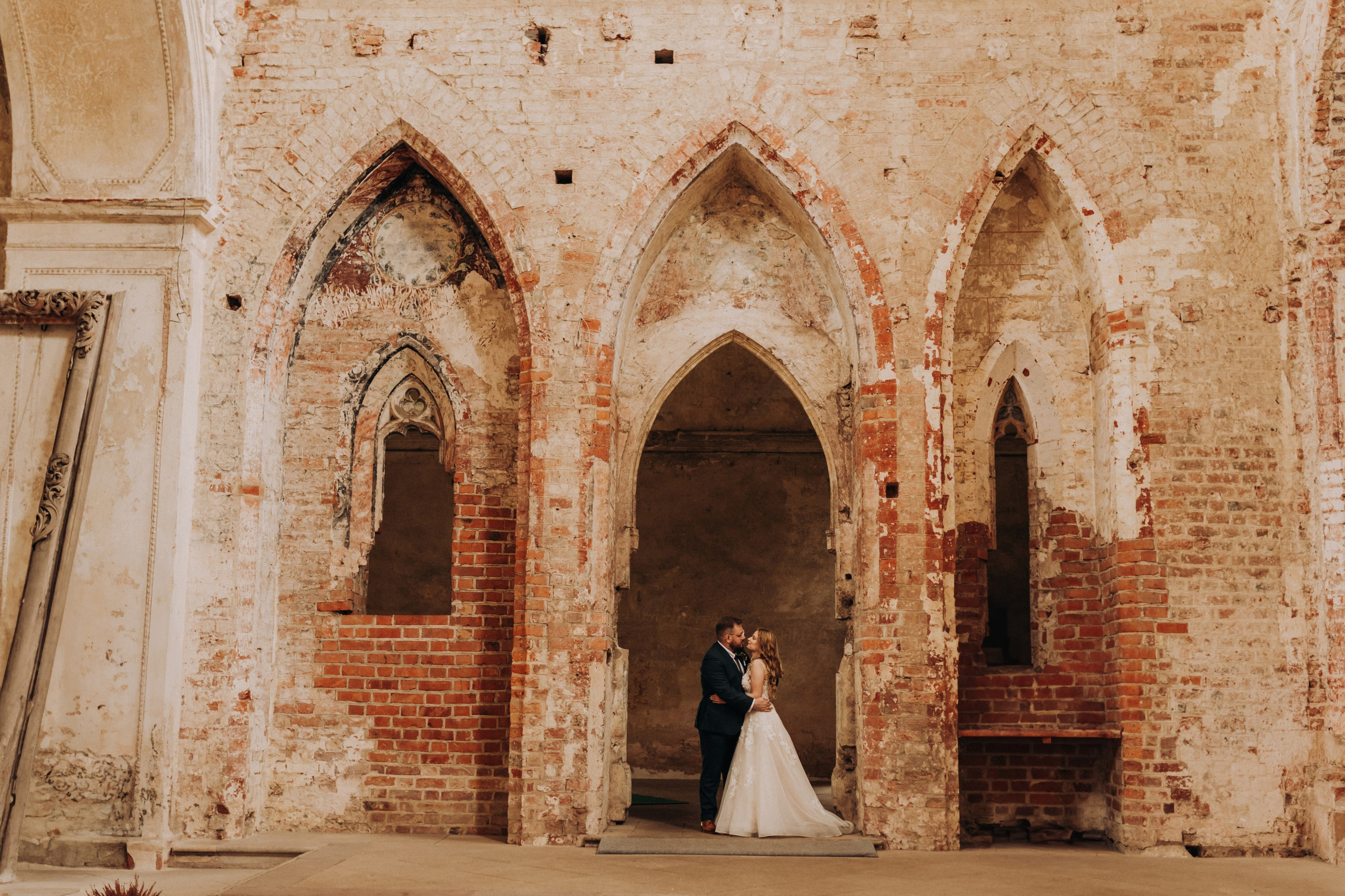 Klasztor Cystersów w Lubiążu: Plener ślubny Oli i Rafała. Fotograf ślubny Śląsk – reportaż ślubny | KarkowskaFoto