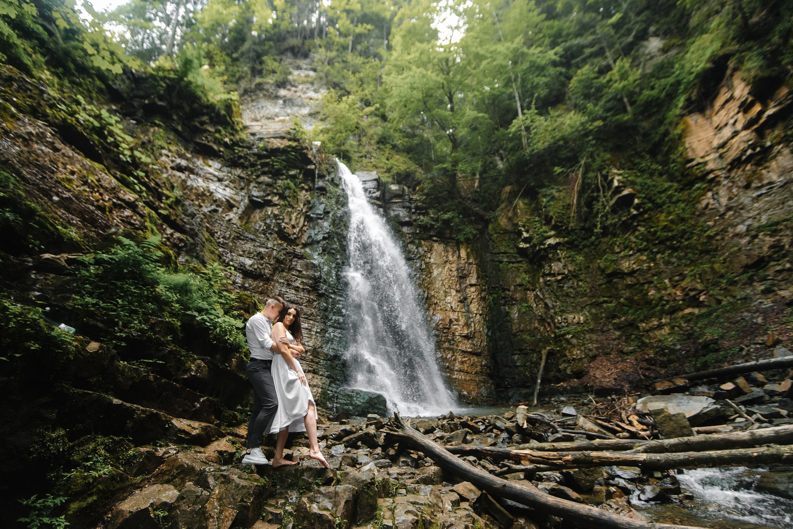 Вася та Оля дозйомка Манявський водоспад. Весільний та портретний фотограф Кизим Арсен