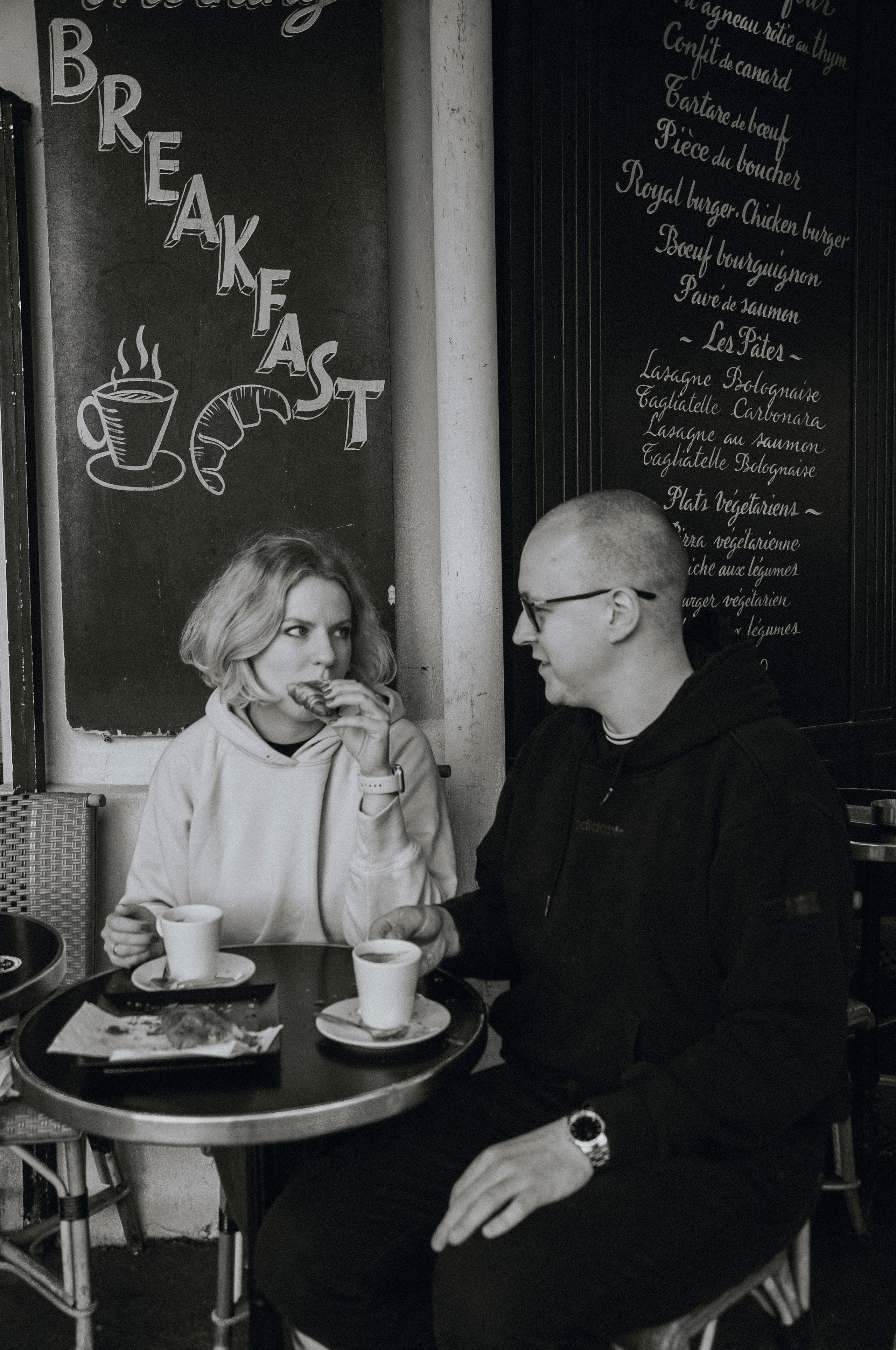 Couple photoshoot near the Louvre. Paris photographer — Polina Osipova