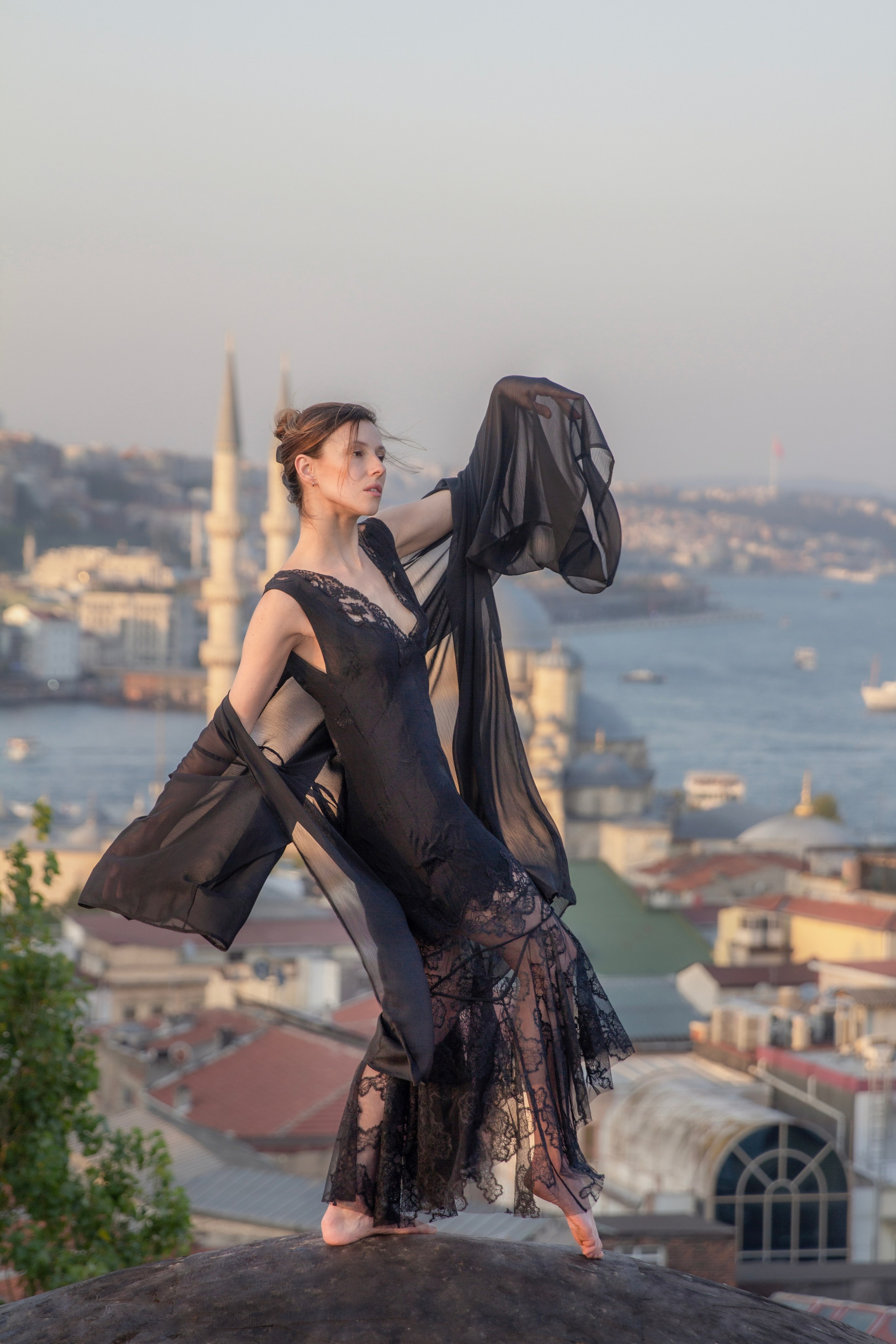 атмосферная фотосъемка на крыше в Стамбуле. atmospheric photography on a rooftop in Istanbul.