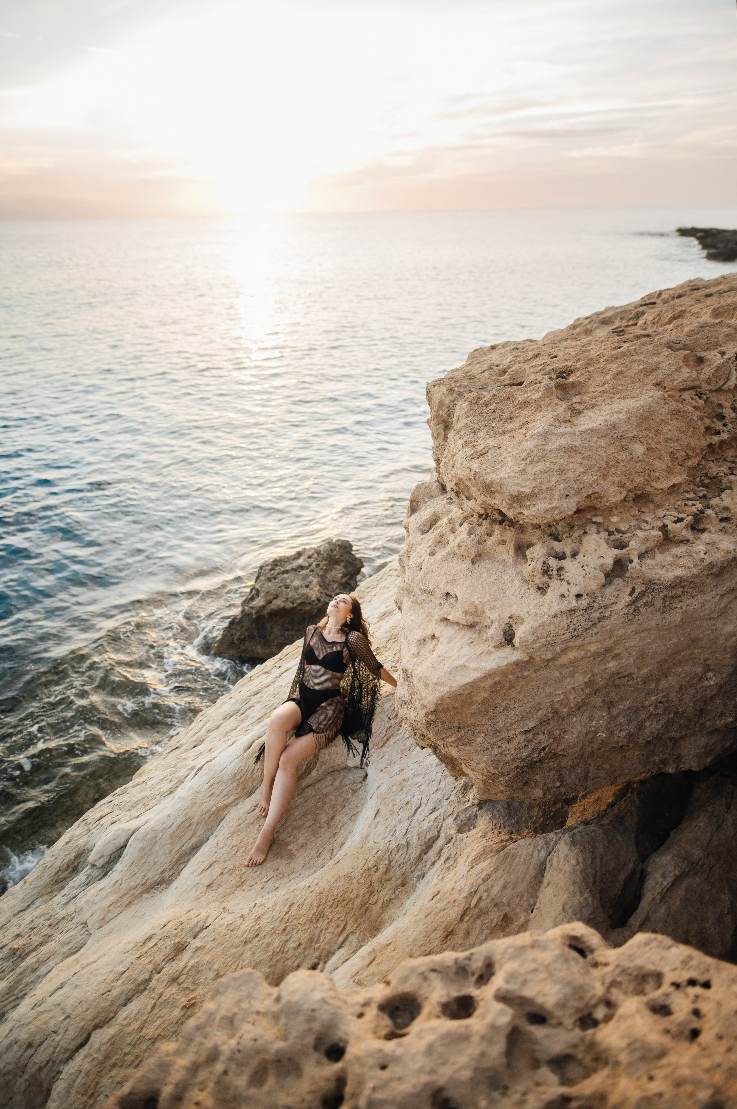 Морские скалы. Фотограф на Кипре