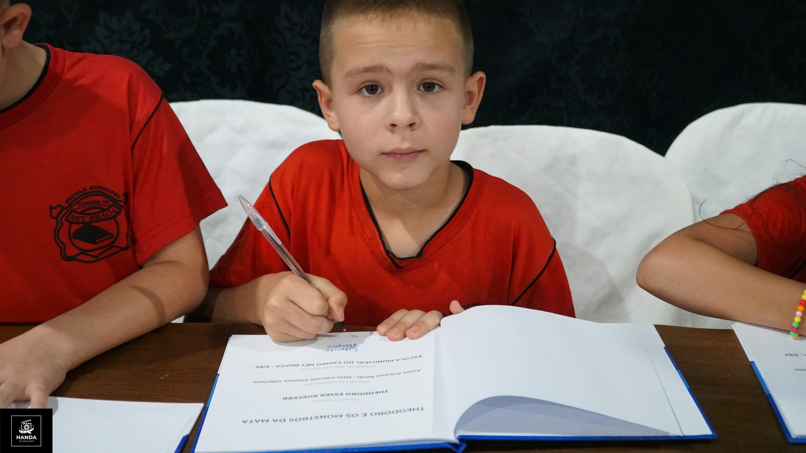Noite autógrafos colégio Aurélio Buarque de Holanda. Handa Produções