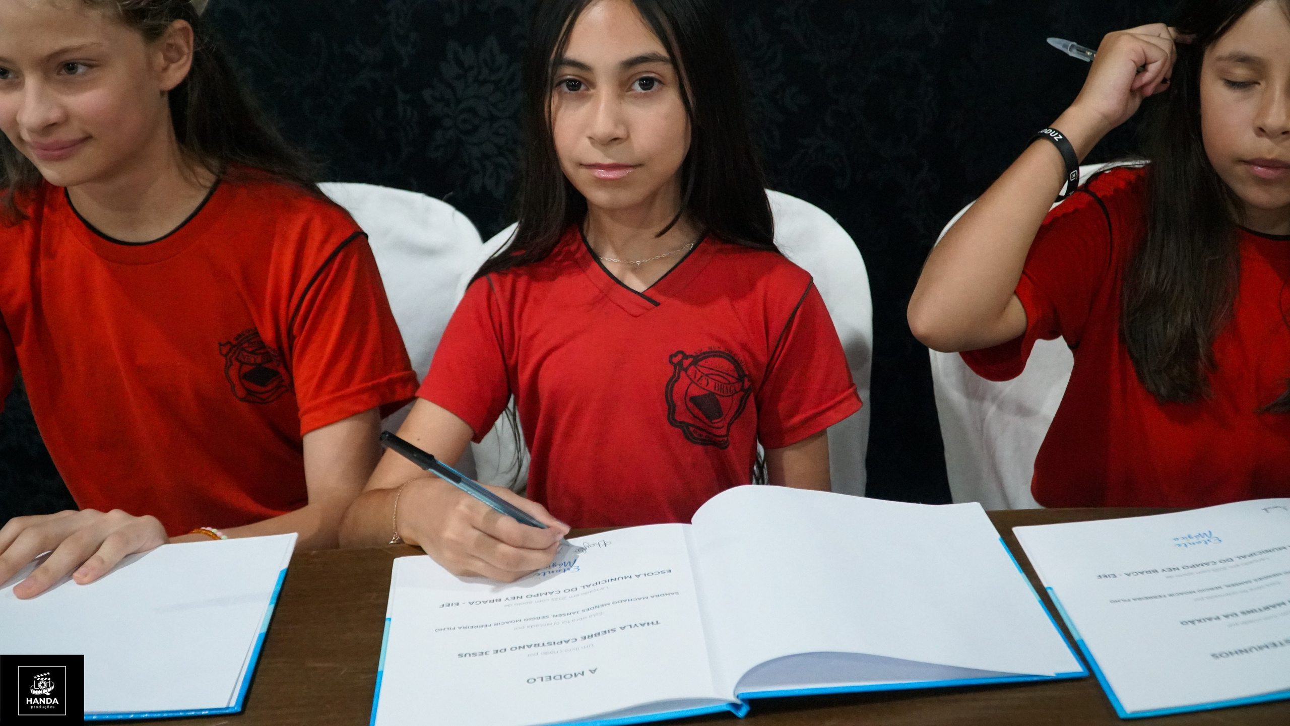Noite autógrafos colégio Aurélio Buarque de Holanda. Handa Produções