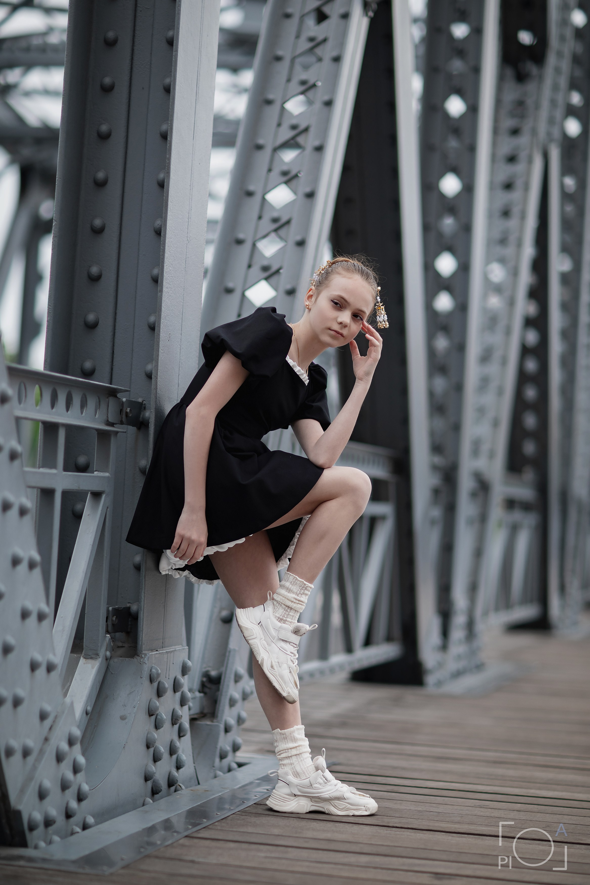 Фотосессия в Шанхае для девочки 11 лет, в черном платье на мосту Garden