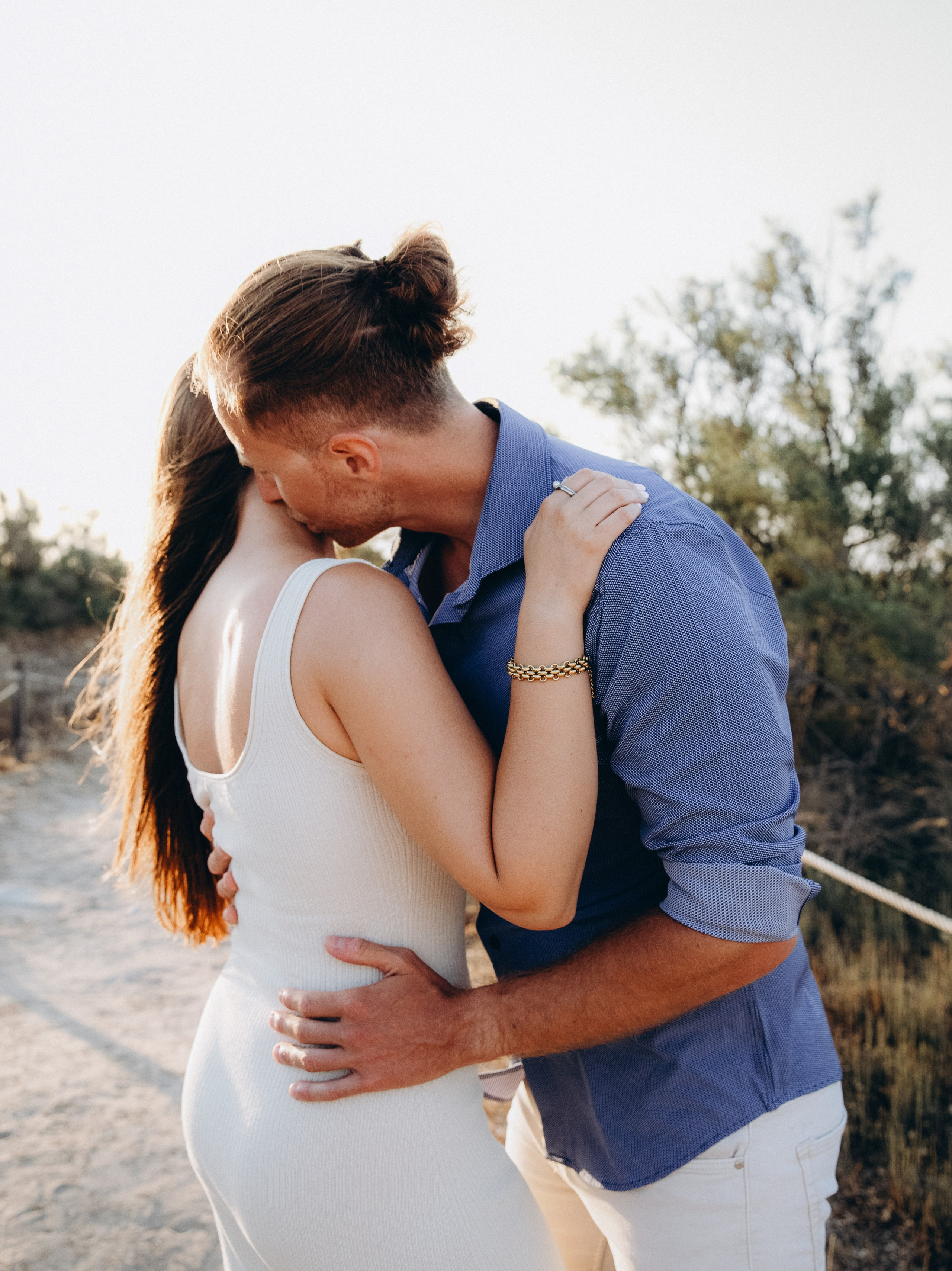 Momento romántico de una pareja abrazándose y besándose durante una sesión de fotos love story en la hora dorada en Valencia, España — ideal para parejas que buscan sesiones íntimas y emocionales de fotografía de pareja en Valencia o en cualquier lugar de España.